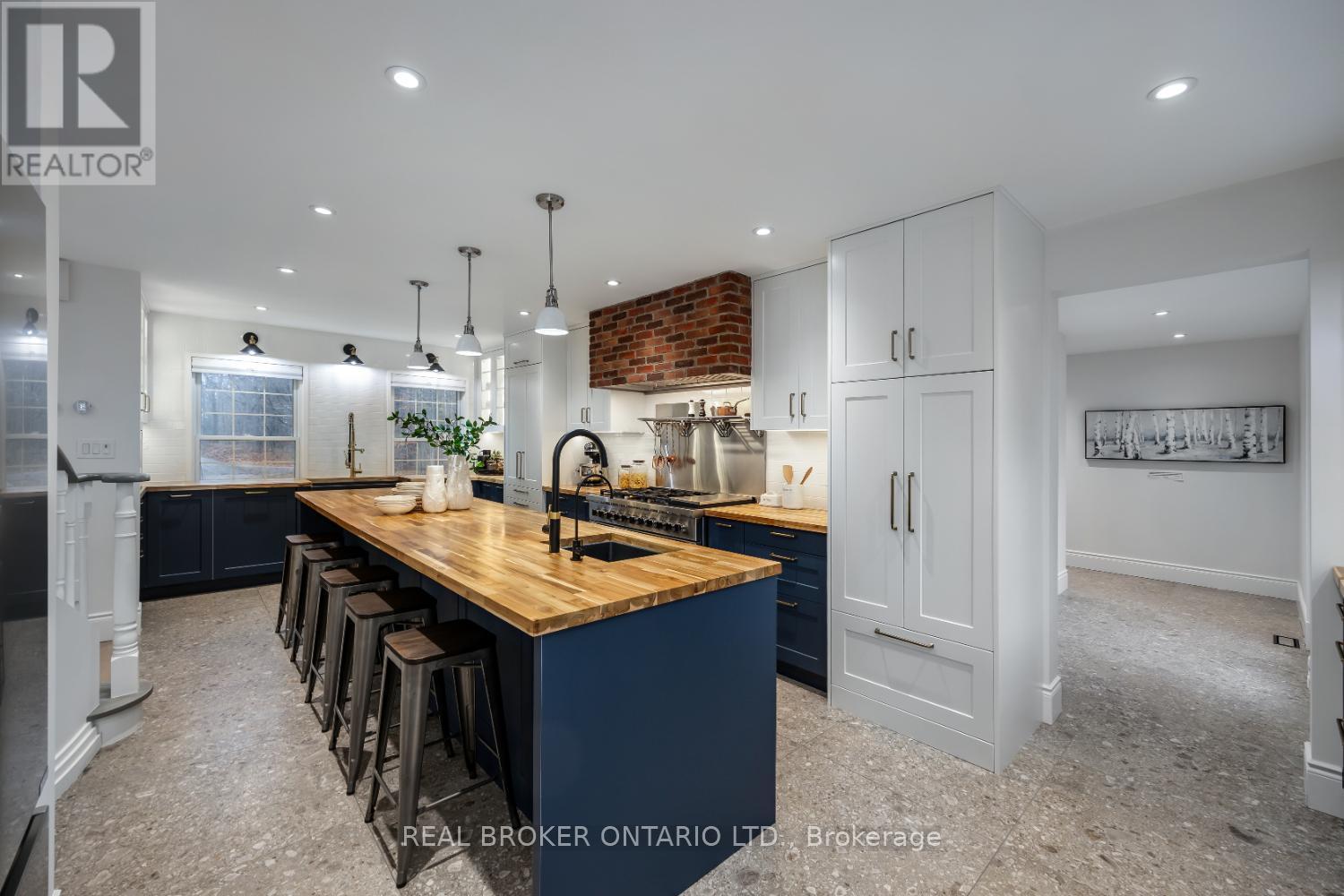 398 Sandy Hook Road, Kawartha Lakes (Manvers), ON - Indoor Photo Showing Kitchen With Upgraded Kitchen