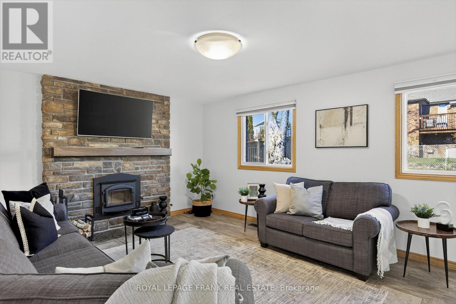 38 Clearview Court, Peterborough (Monaghan Ward 2), ON - Indoor Photo Showing Living Room With Fireplace