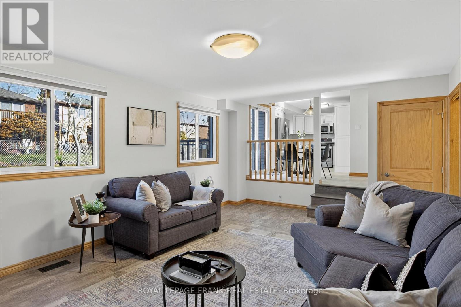 38 Clearview Court, Peterborough (Monaghan Ward 2), ON - Indoor Photo Showing Living Room