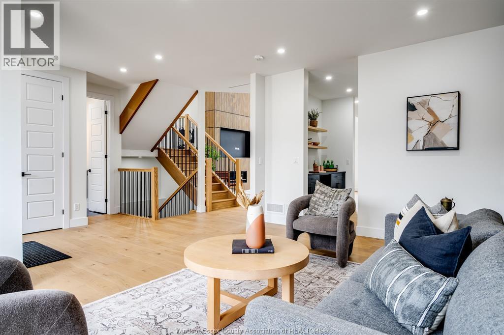 227 Cowan Court, Amherstburg, ON - Indoor Photo Showing Living Room