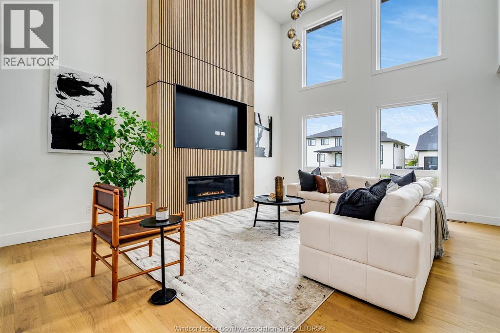 227 Cowan Court, Amherstburg, ON - Indoor Photo Showing Living Room With Fireplace