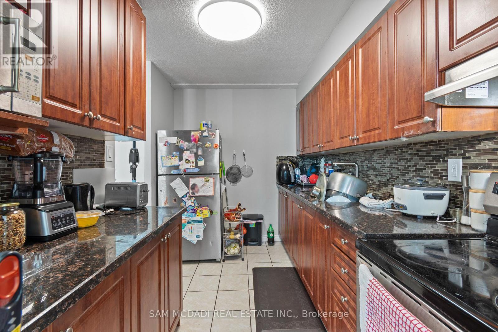 211 - 1050 Stainton Drive, Mississauga, ON - Indoor Photo Showing Kitchen