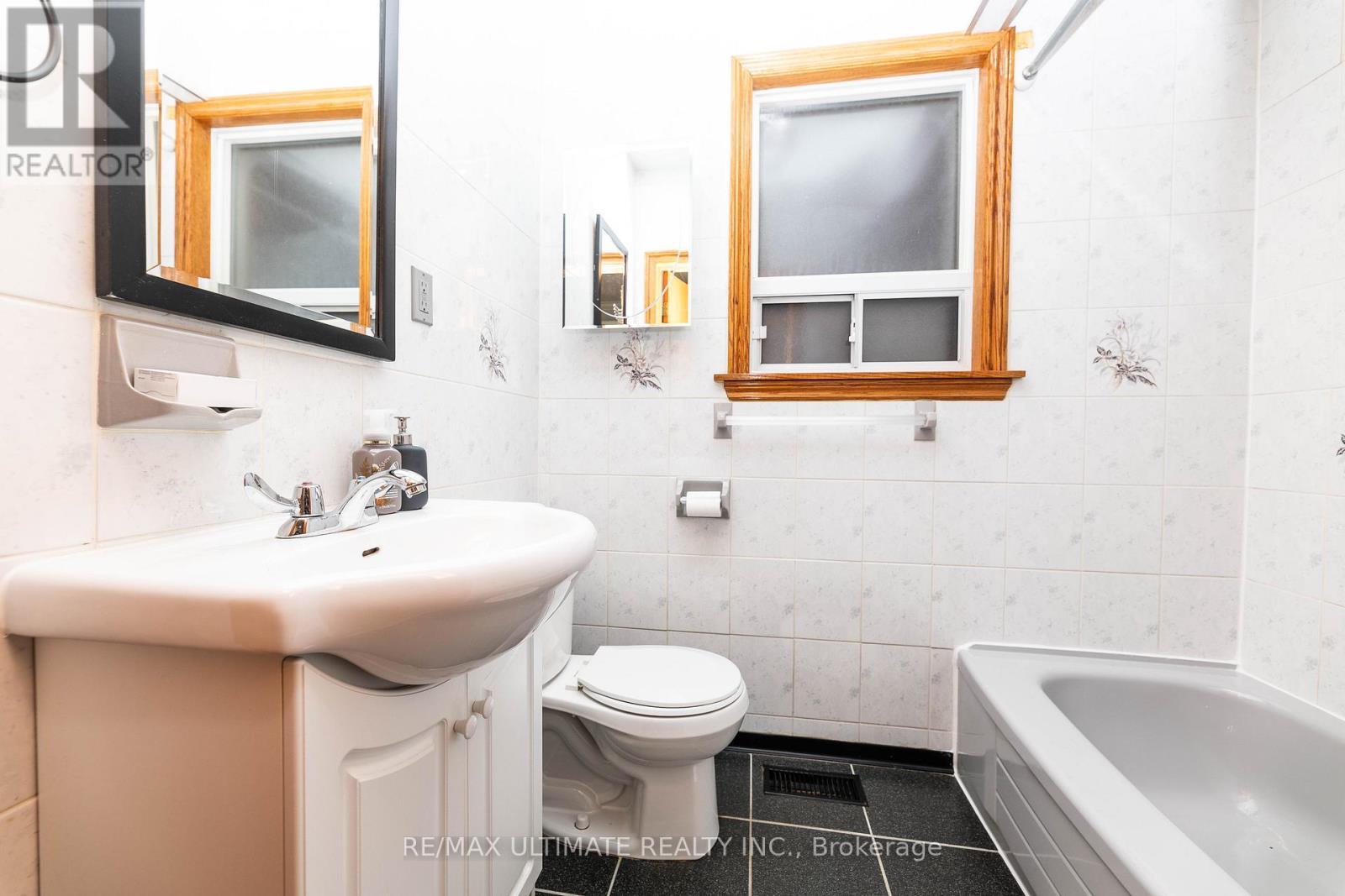 Main - 448 Salem Avenue N, Toronto, ON - Indoor Photo Showing Bathroom