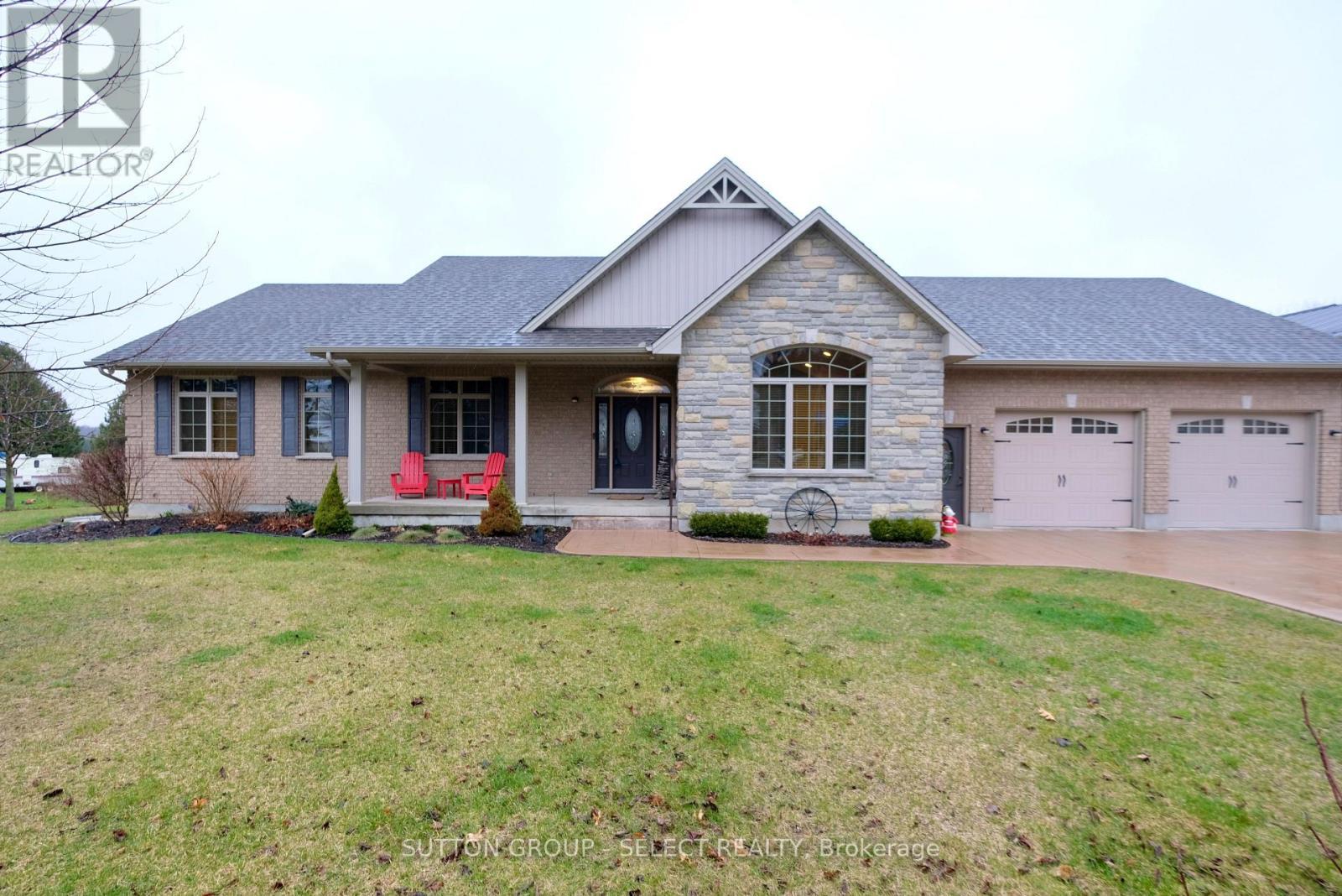 7284 Calvert Drive, Strathroy-Caradoc, ON - Outdoor With Facade