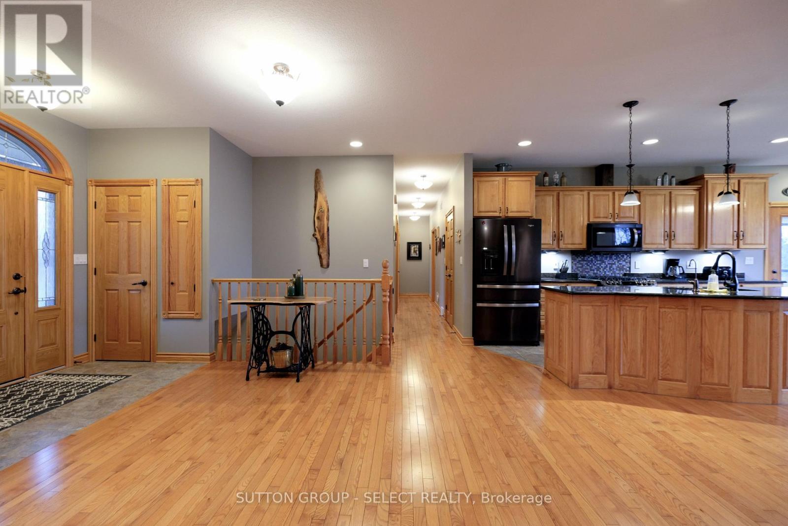 7284 Calvert Drive, Strathroy-Caradoc, ON - Indoor Photo Showing Kitchen
