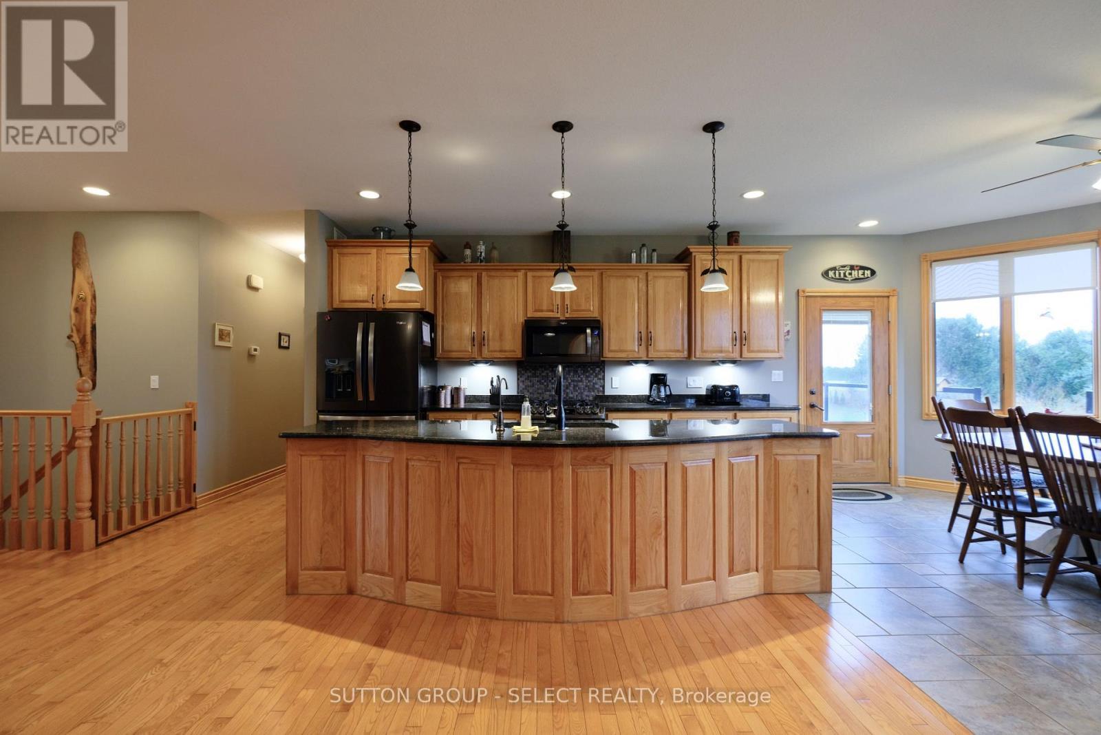 7284 Calvert Drive, Strathroy-Caradoc, ON - Indoor Photo Showing Kitchen
