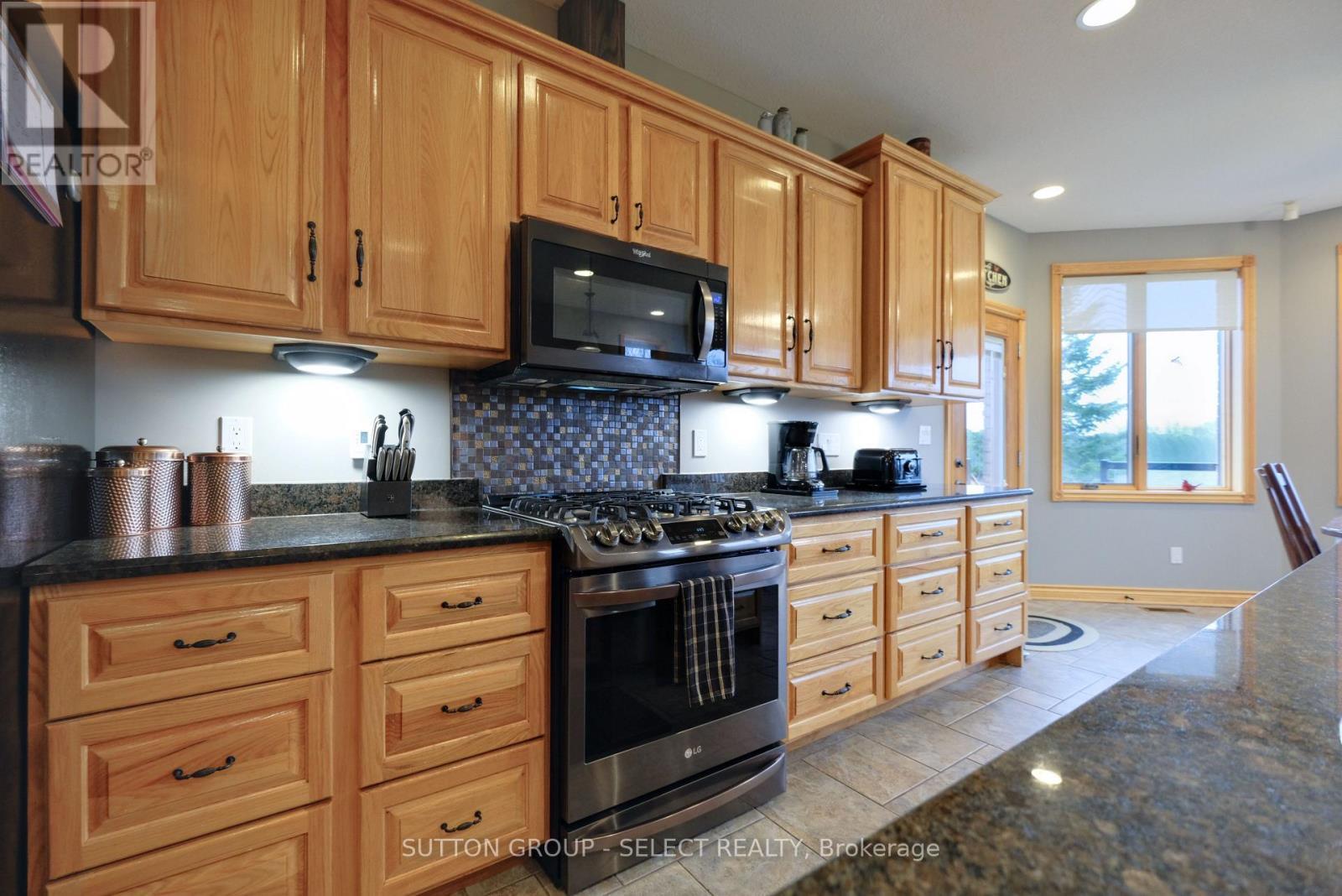 7284 Calvert Drive, Strathroy-Caradoc, ON - Indoor Photo Showing Kitchen
