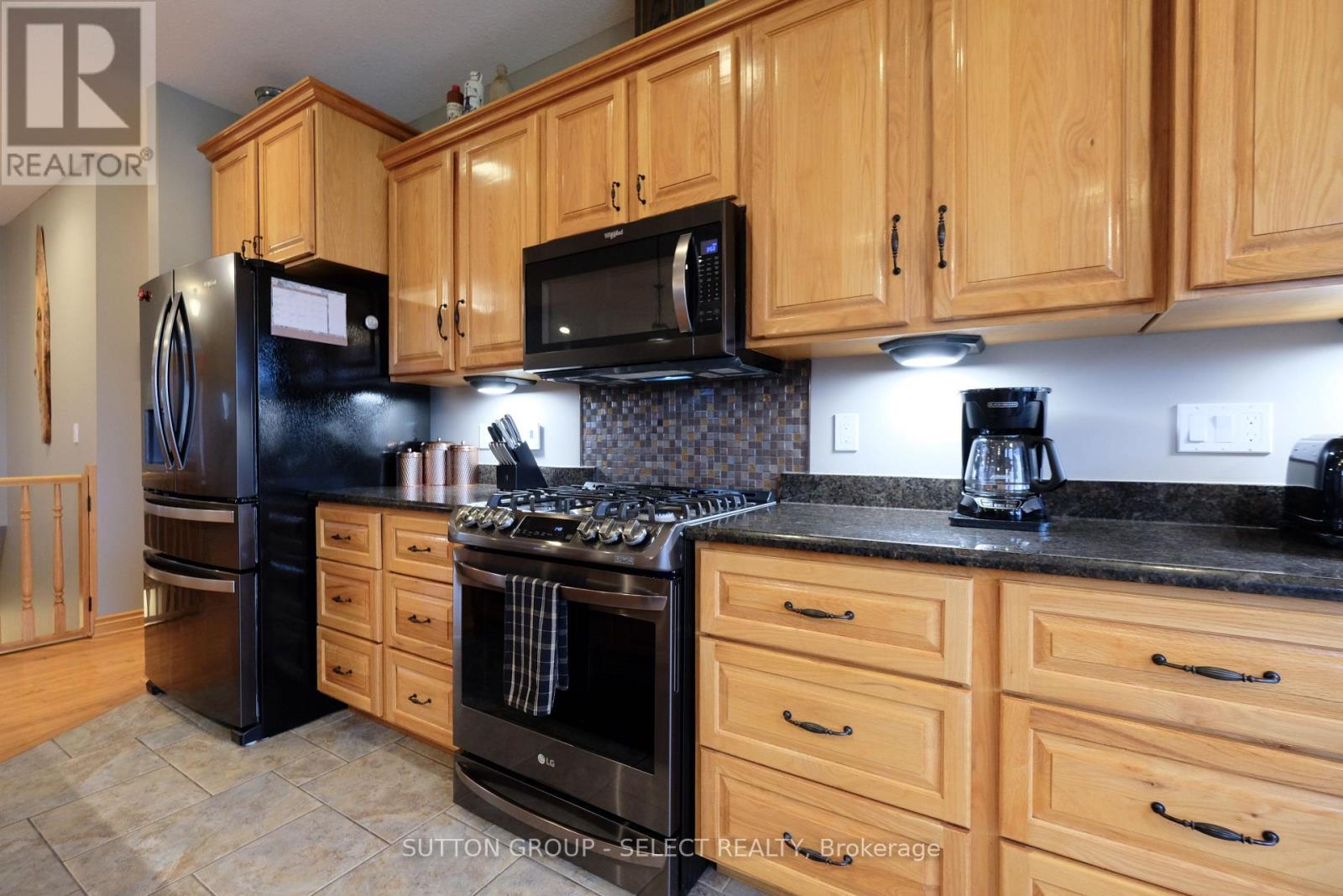 7284 Calvert Drive, Strathroy-Caradoc, ON - Indoor Photo Showing Kitchen