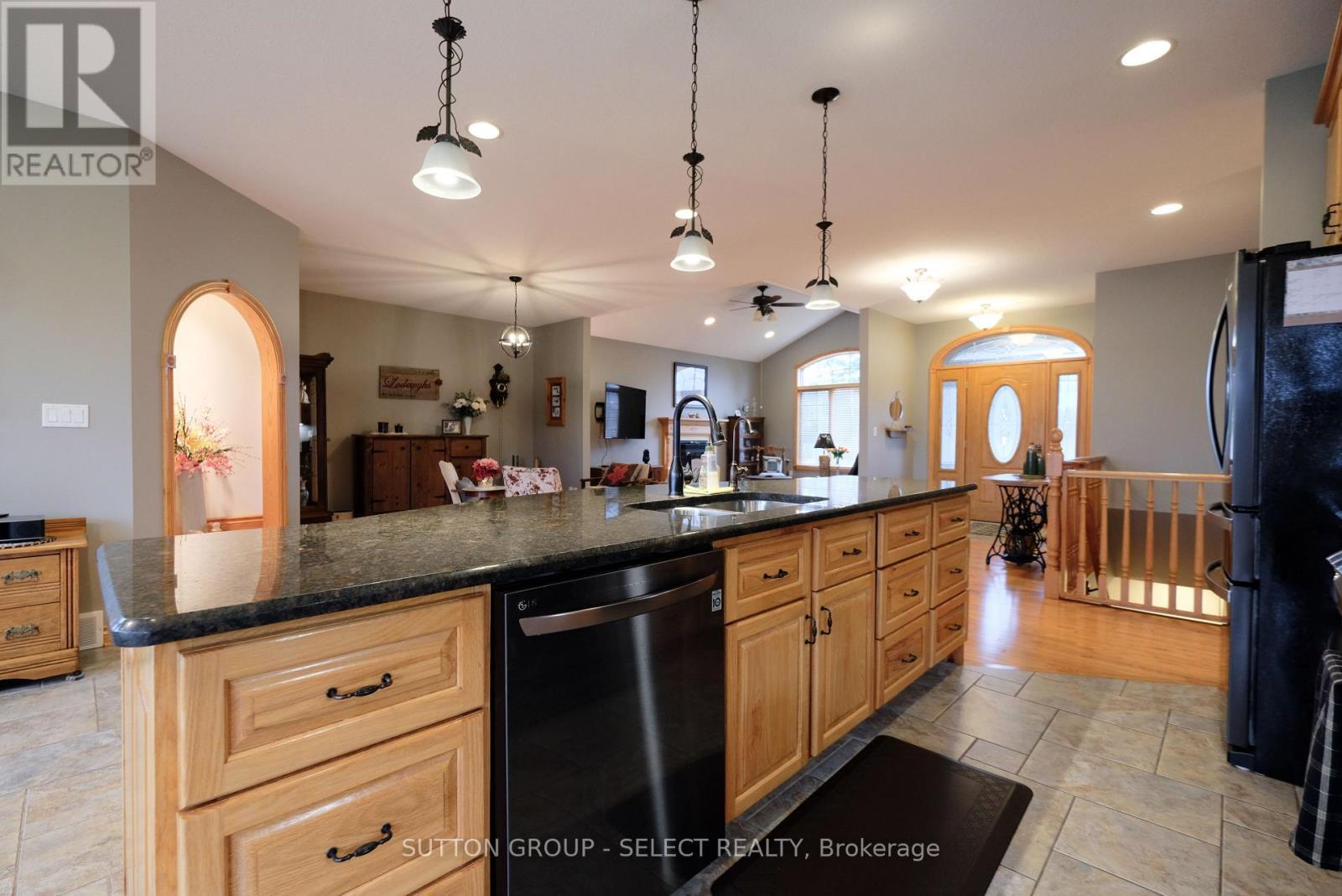 7284 Calvert Drive, Strathroy-Caradoc, ON - Indoor Photo Showing Kitchen
