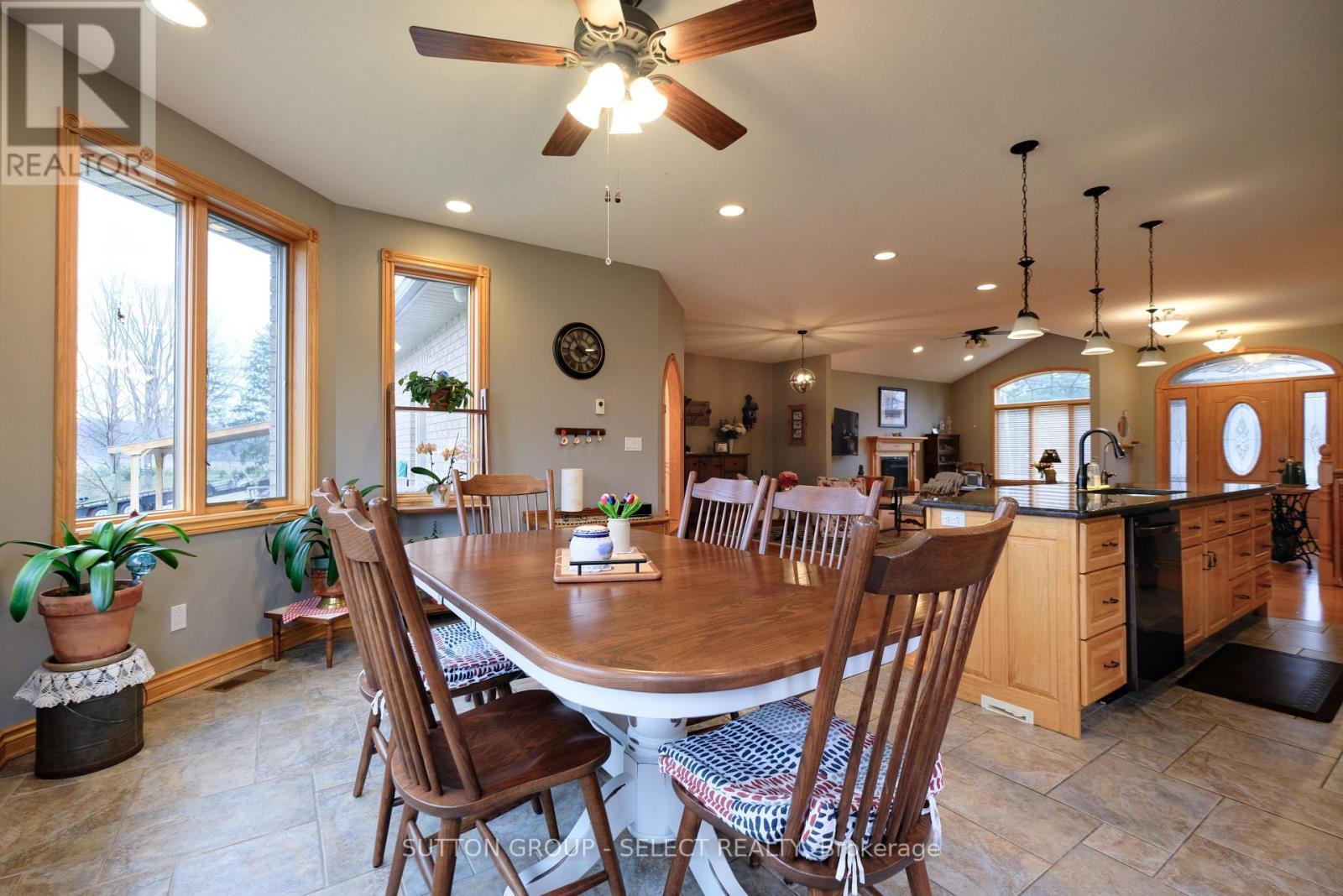 7284 Calvert Drive, Strathroy-Caradoc, ON - Indoor Photo Showing Dining Room