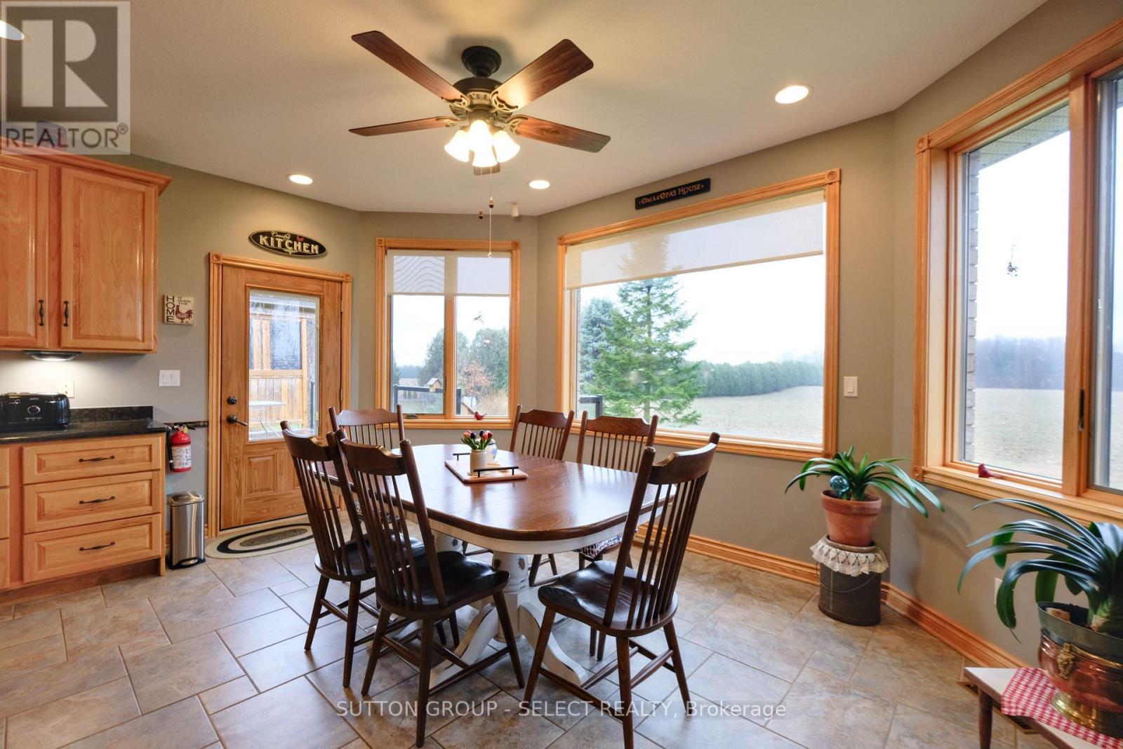 7284 Calvert Drive, Strathroy-Caradoc, ON - Indoor Photo Showing Dining Room