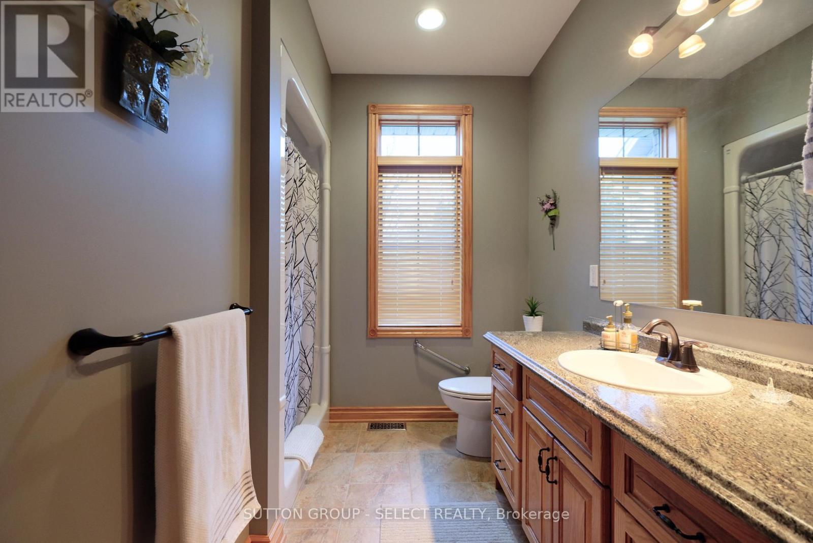 7284 Calvert Drive, Strathroy-Caradoc, ON - Indoor Photo Showing Bathroom