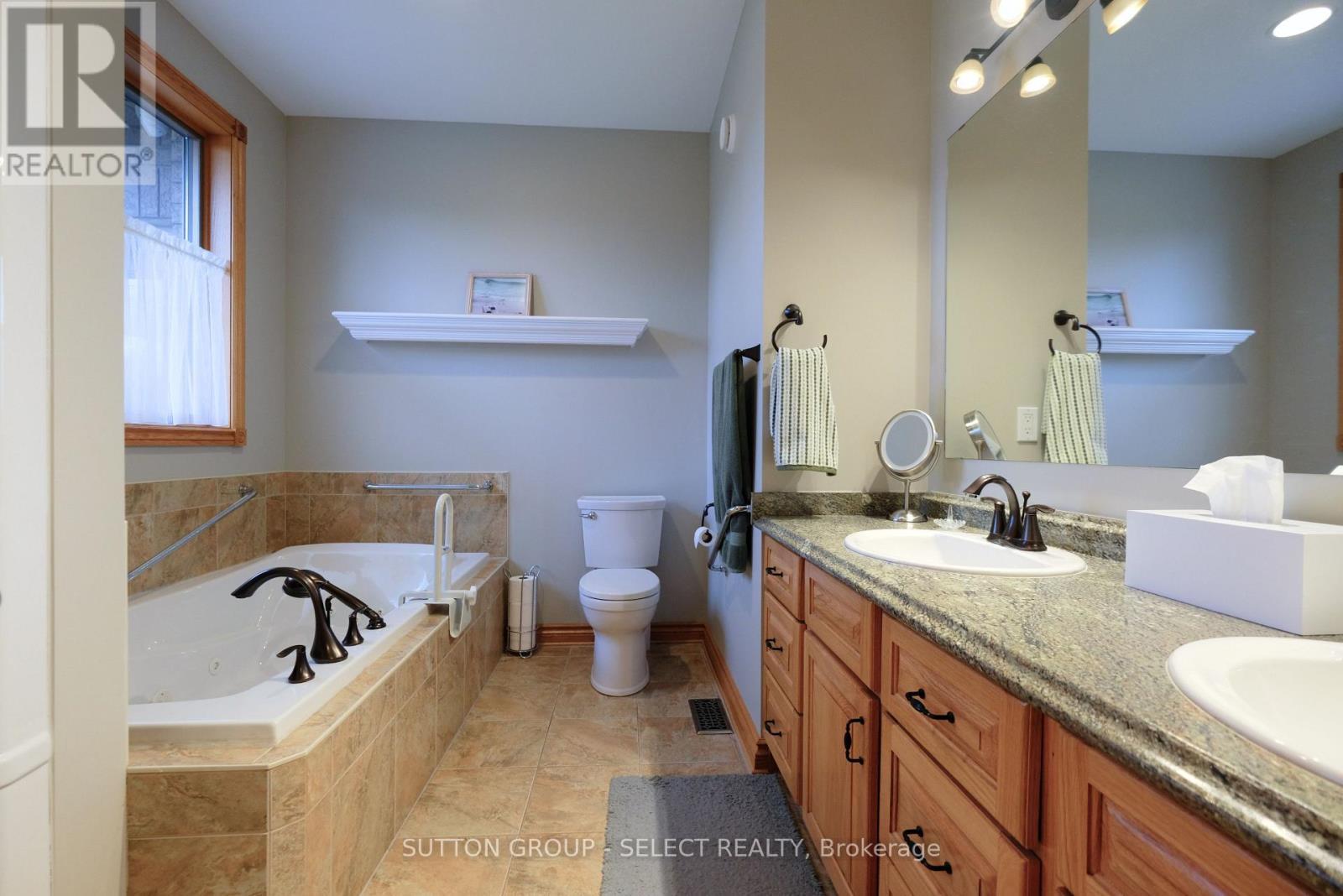 7284 Calvert Drive, Strathroy-Caradoc, ON - Indoor Photo Showing Bathroom