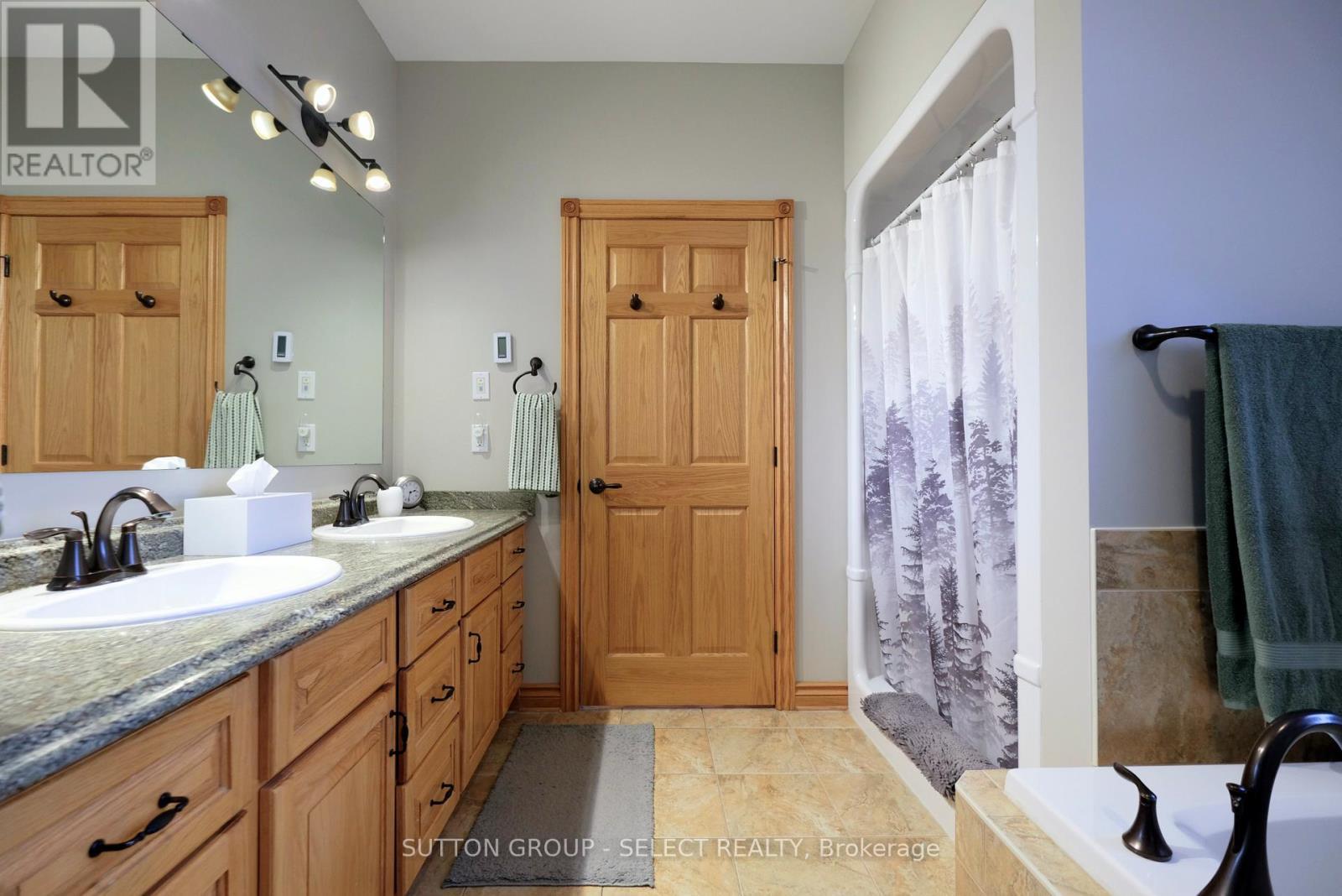 7284 Calvert Drive, Strathroy-Caradoc, ON - Indoor Photo Showing Bathroom