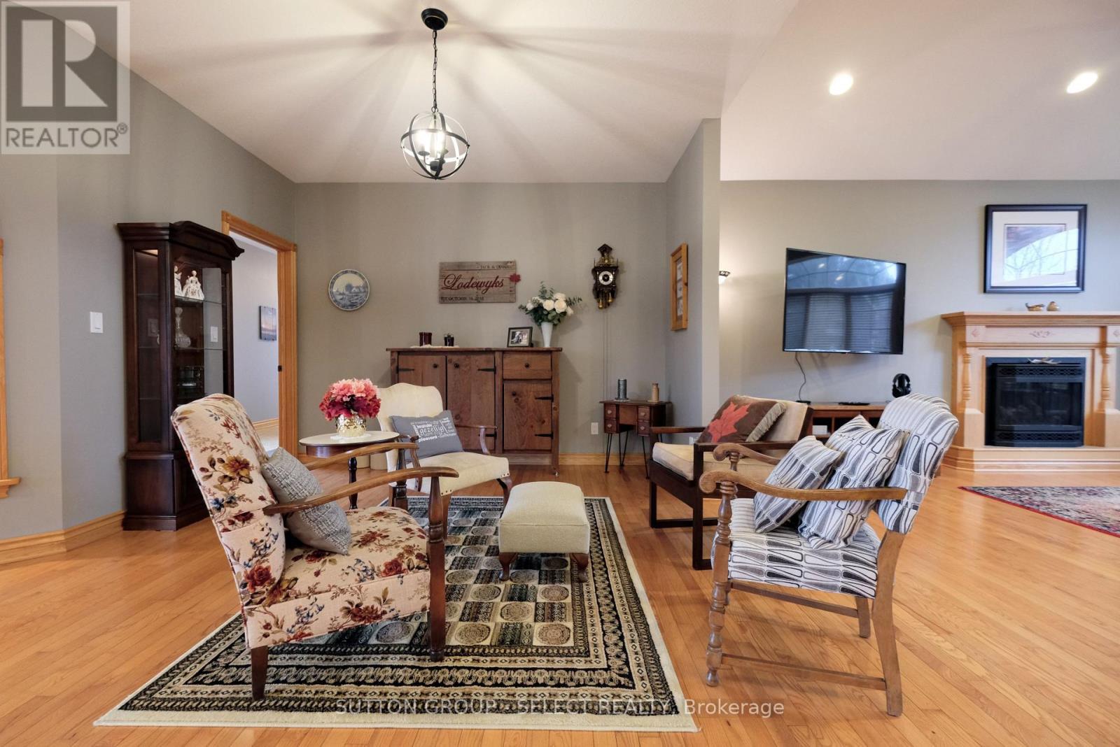 7284 Calvert Drive, Strathroy-Caradoc, ON - Indoor Photo Showing Living Room With Fireplace