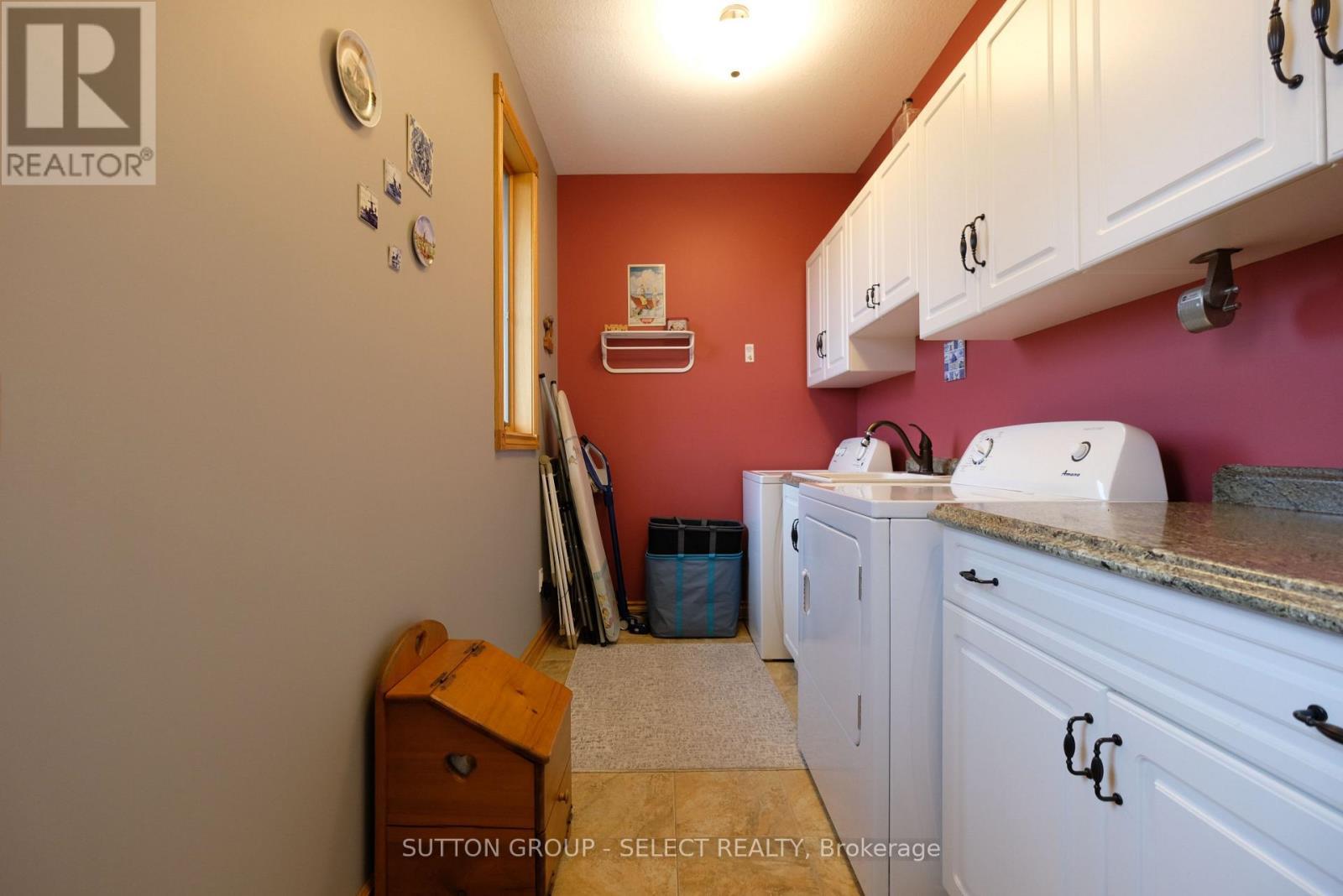 7284 Calvert Drive, Strathroy-Caradoc, ON - Indoor Photo Showing Laundry Room