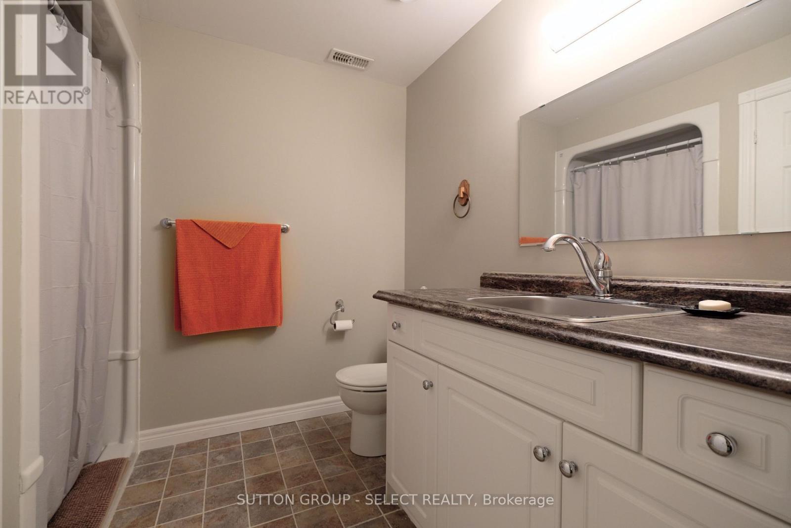 7284 Calvert Drive, Strathroy-Caradoc, ON - Indoor Photo Showing Bathroom