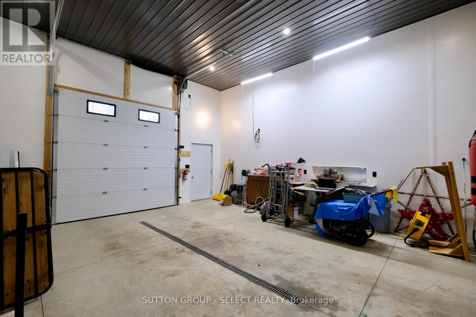 7284 Calvert Drive, Strathroy-Caradoc, ON - Indoor Photo Showing Garage