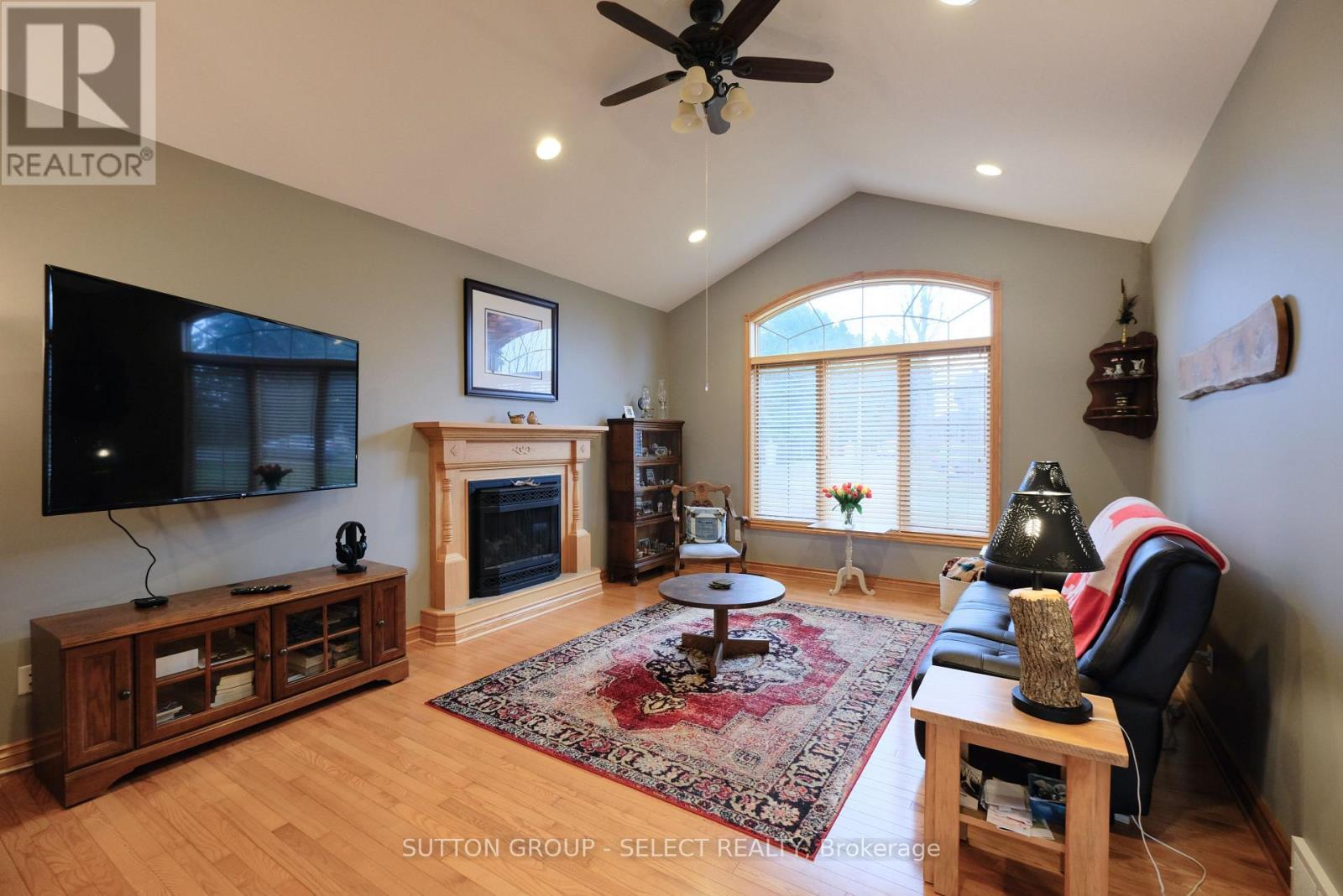 7284 Calvert Drive, Strathroy-Caradoc, ON - Indoor Photo Showing Living Room With Fireplace