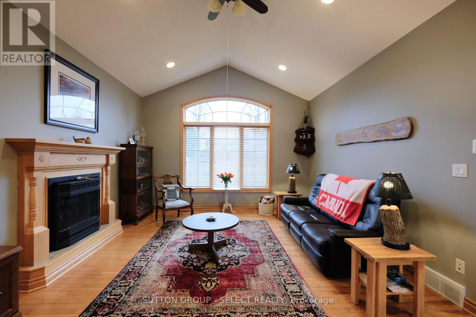 7284 Calvert Drive, Strathroy-Caradoc, ON - Indoor Photo Showing Living Room With Fireplace