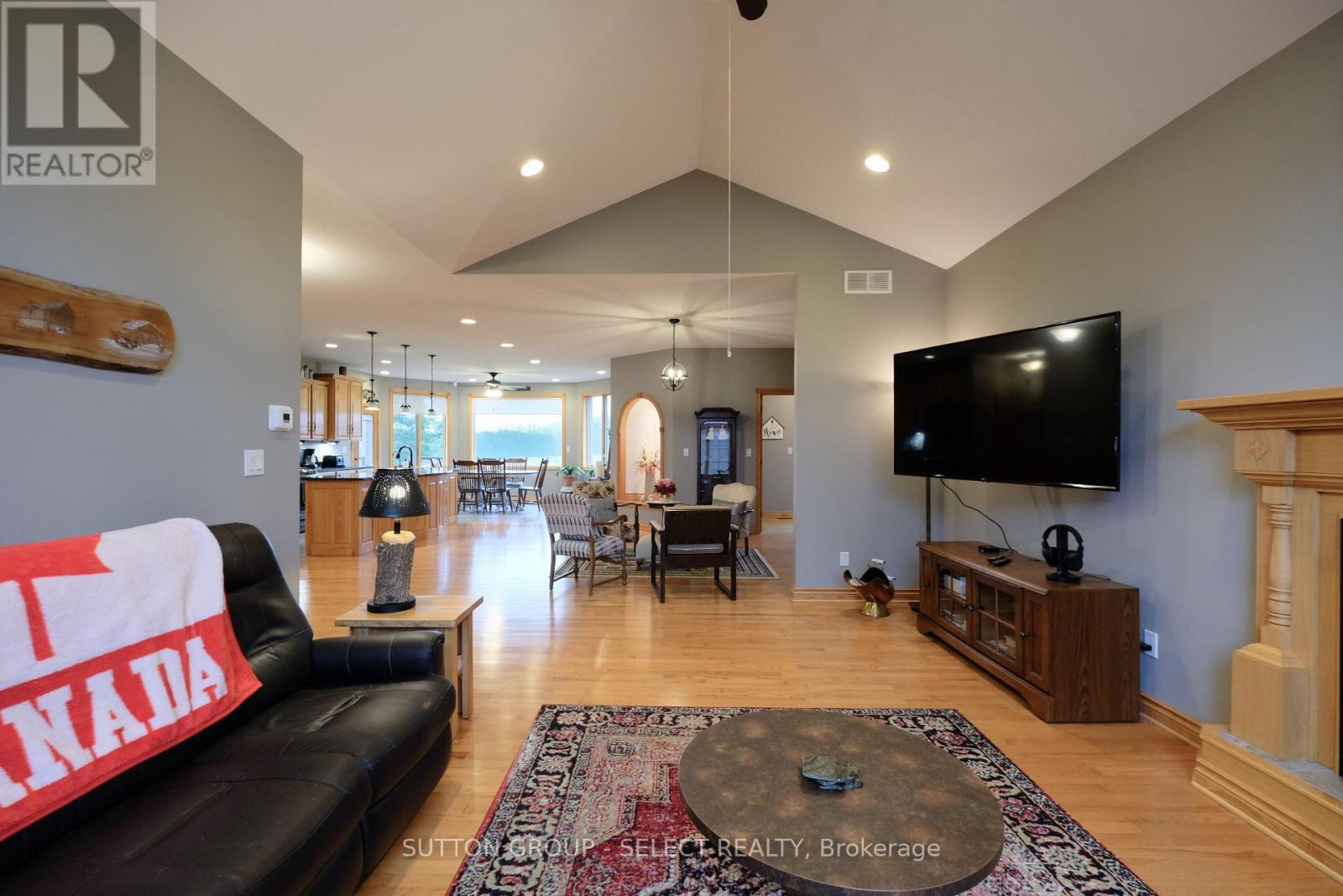 7284 Calvert Drive, Strathroy-Caradoc, ON - Indoor Photo Showing Living Room