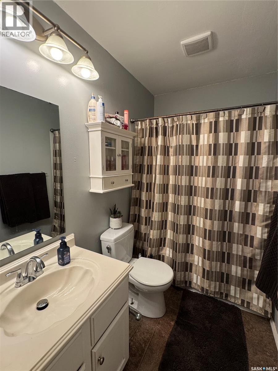 97 Dorothy Street, Regina, SK - Indoor Photo Showing Bathroom