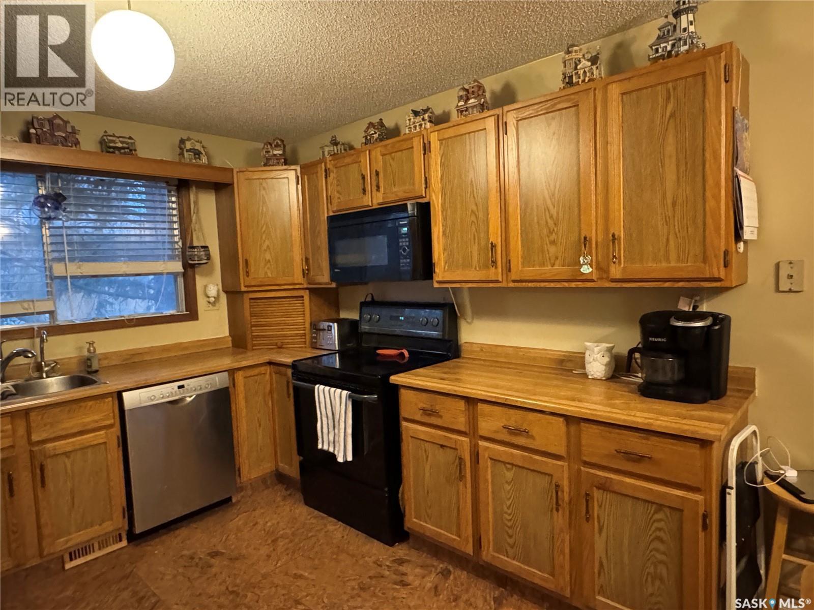 97 Dorothy Street, Regina, SK - Indoor Photo Showing Kitchen