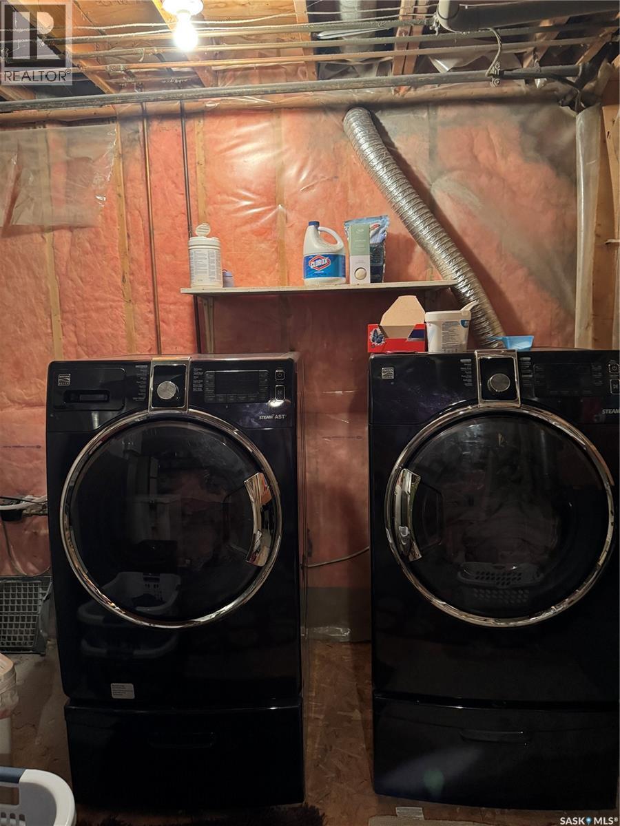97 Dorothy Street, Regina, SK - Indoor Photo Showing Laundry Room