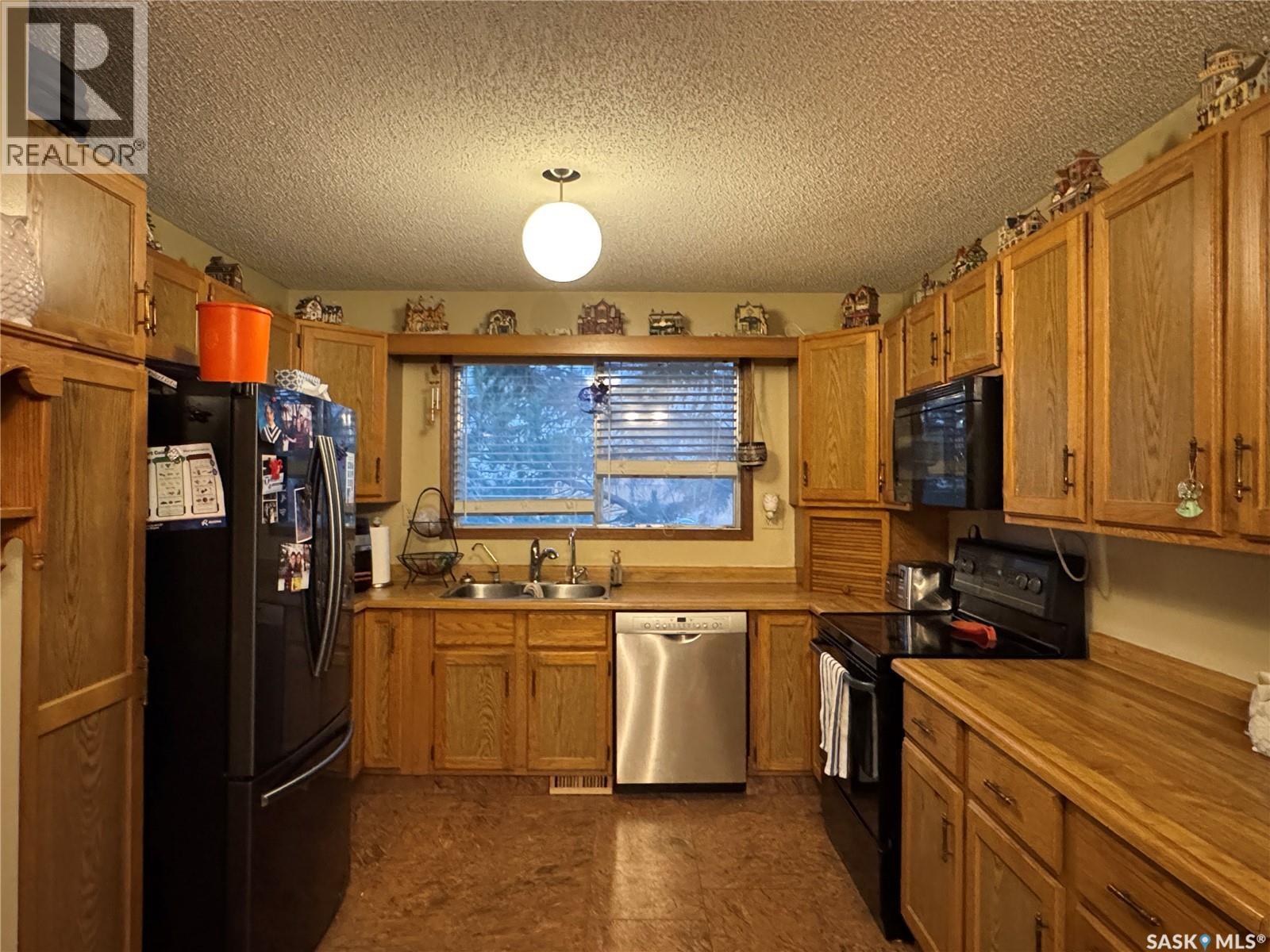 97 Dorothy Street, Regina, SK - Indoor Photo Showing Kitchen With Double Sink