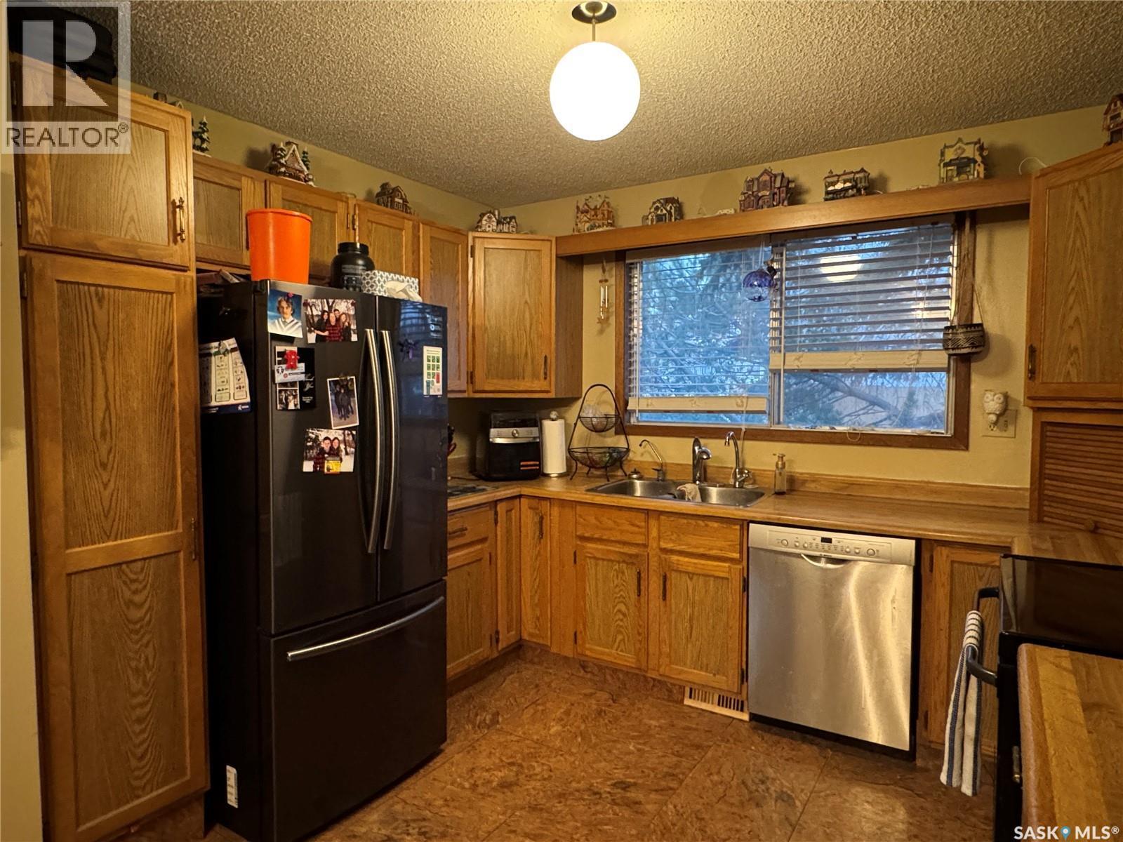 97 Dorothy Street, Regina, SK - Indoor Photo Showing Kitchen With Double Sink