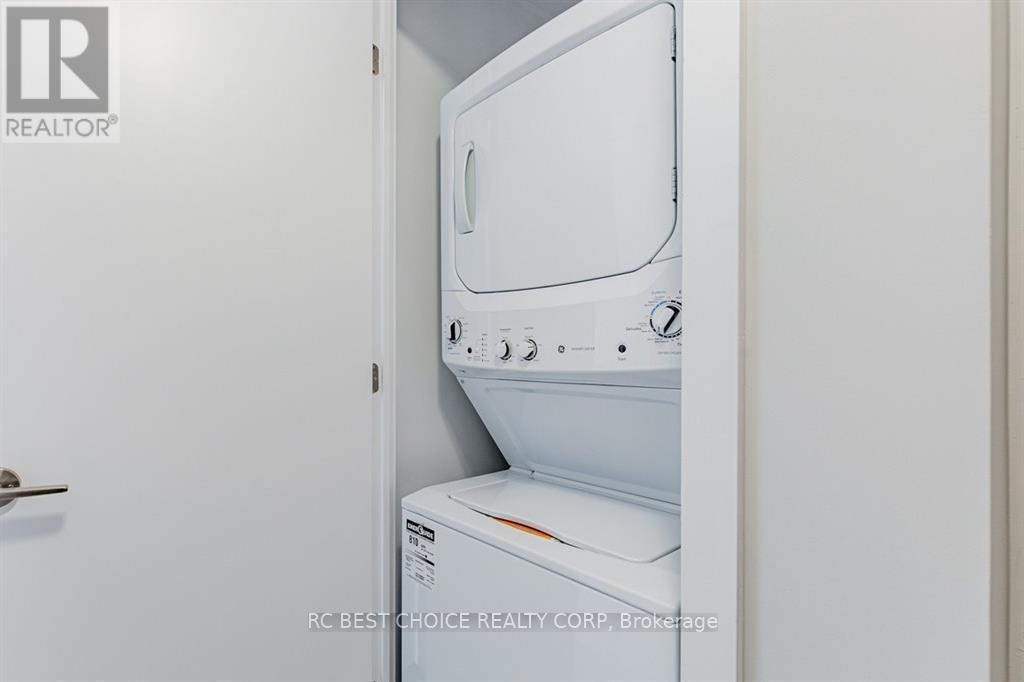 1803 - 2221 Yonge Street, Toronto, ON - Indoor Photo Showing Laundry Room