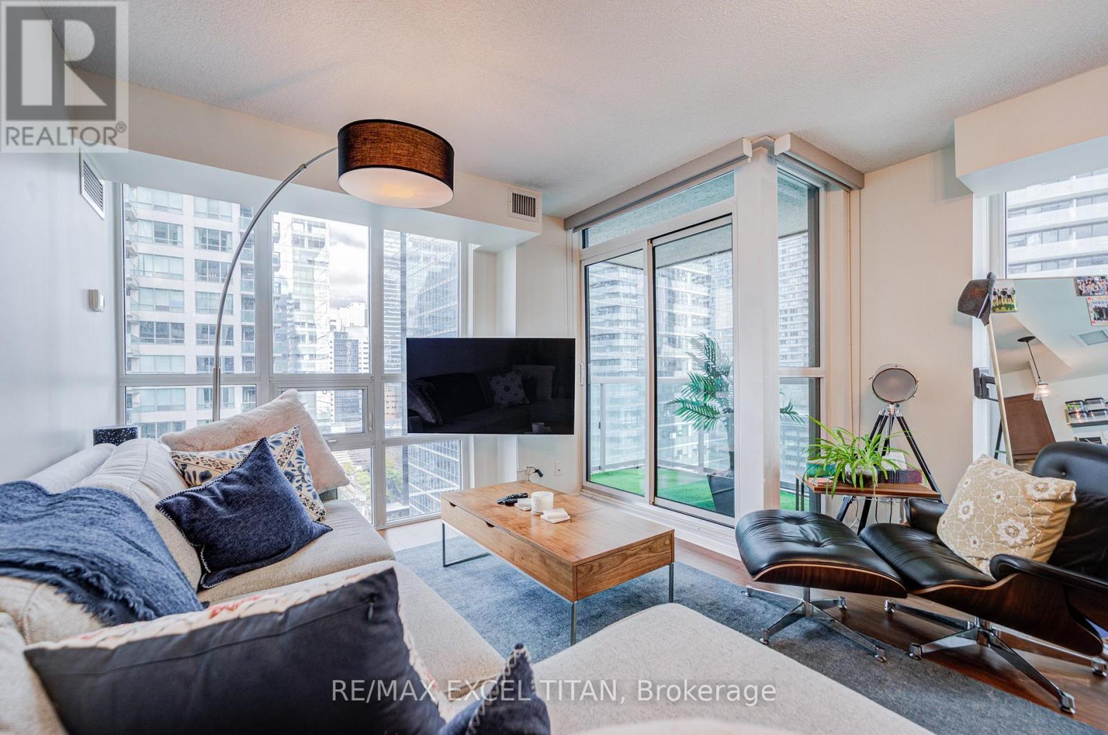 2006 - 19 Grand Trunk Crescent, Toronto, ON - Indoor Photo Showing Living Room