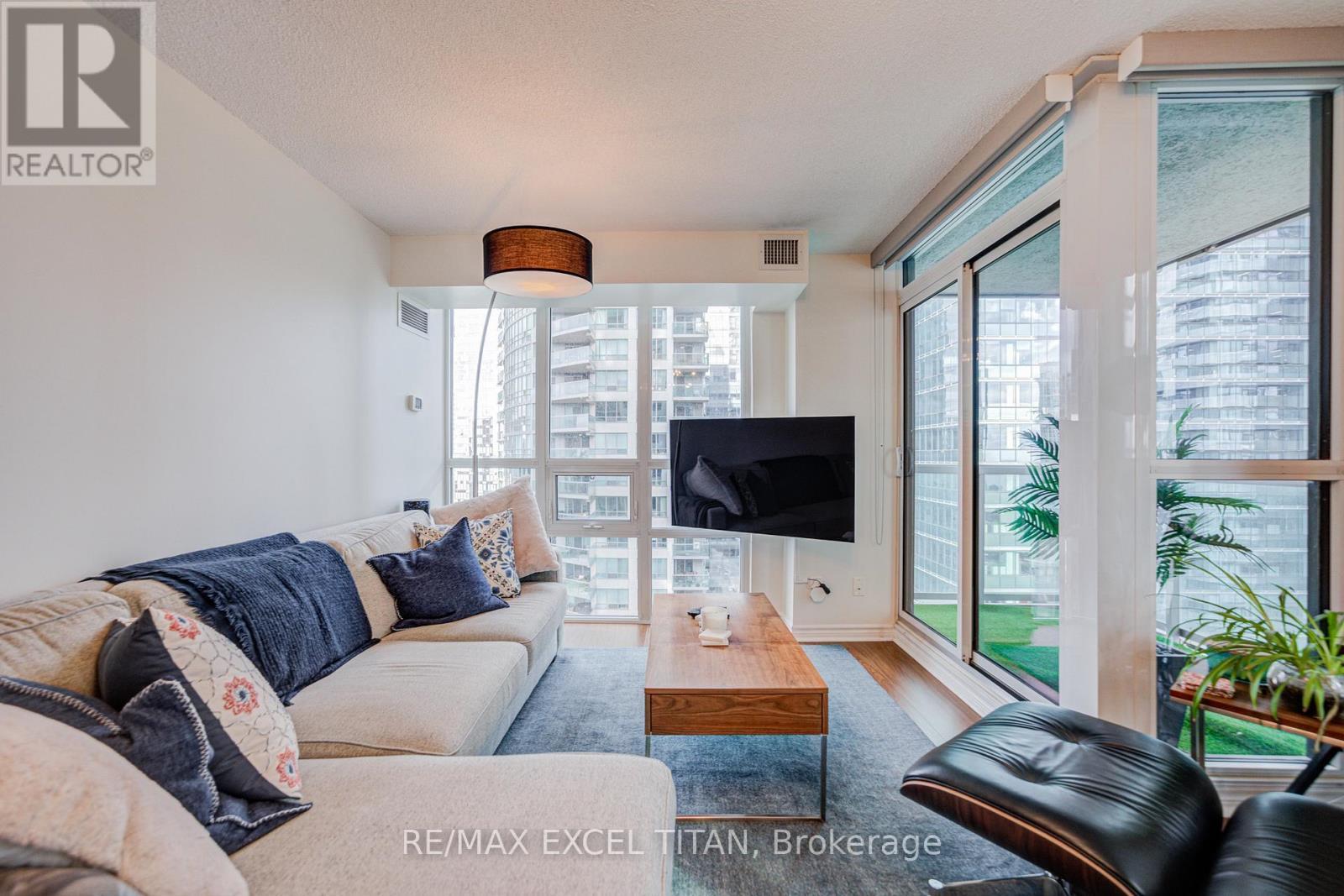 2006 - 19 Grand Trunk Crescent, Toronto, ON - Indoor Photo Showing Living Room