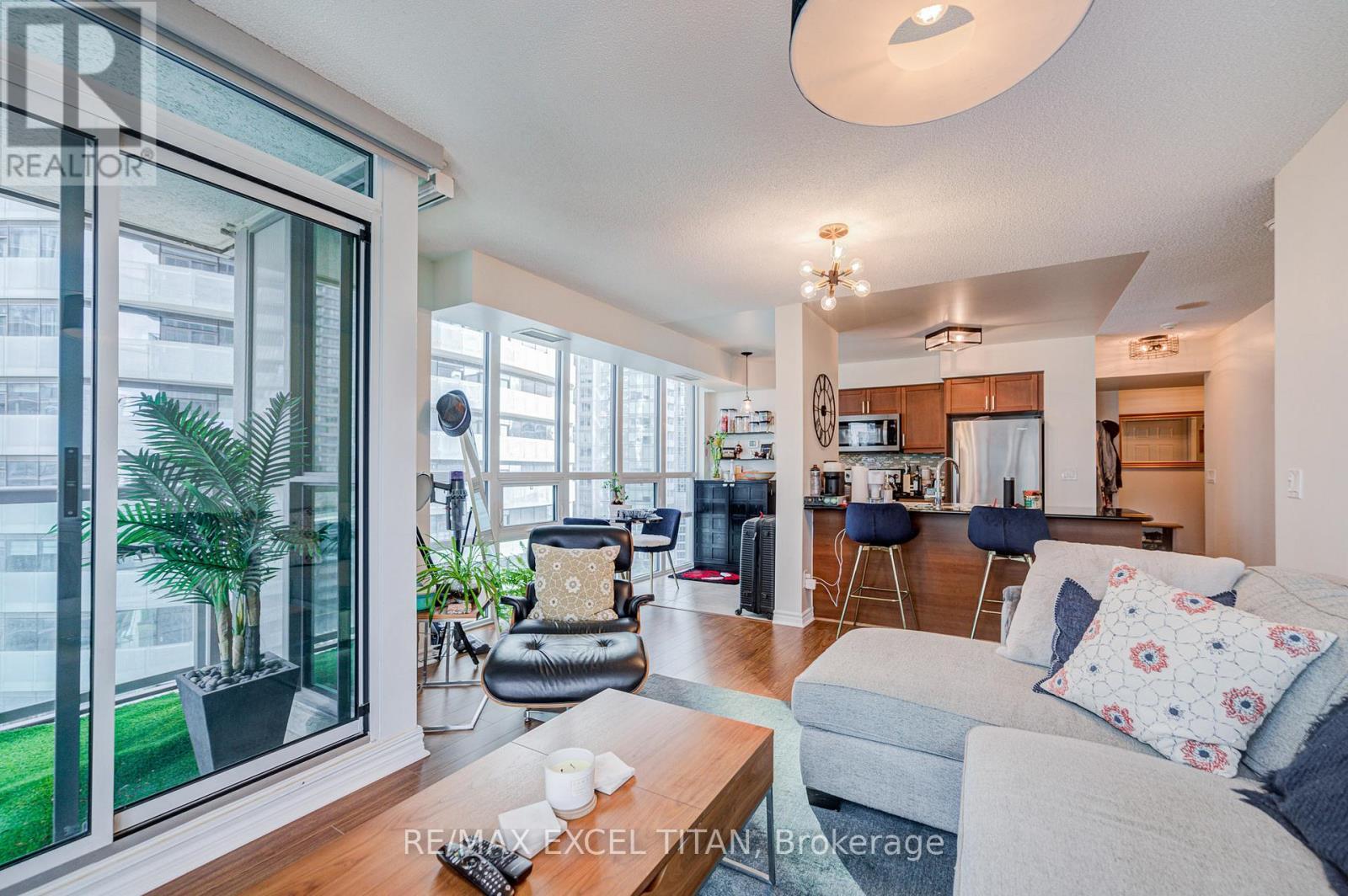 2006 - 19 Grand Trunk Crescent, Toronto, ON - Indoor Photo Showing Living Room