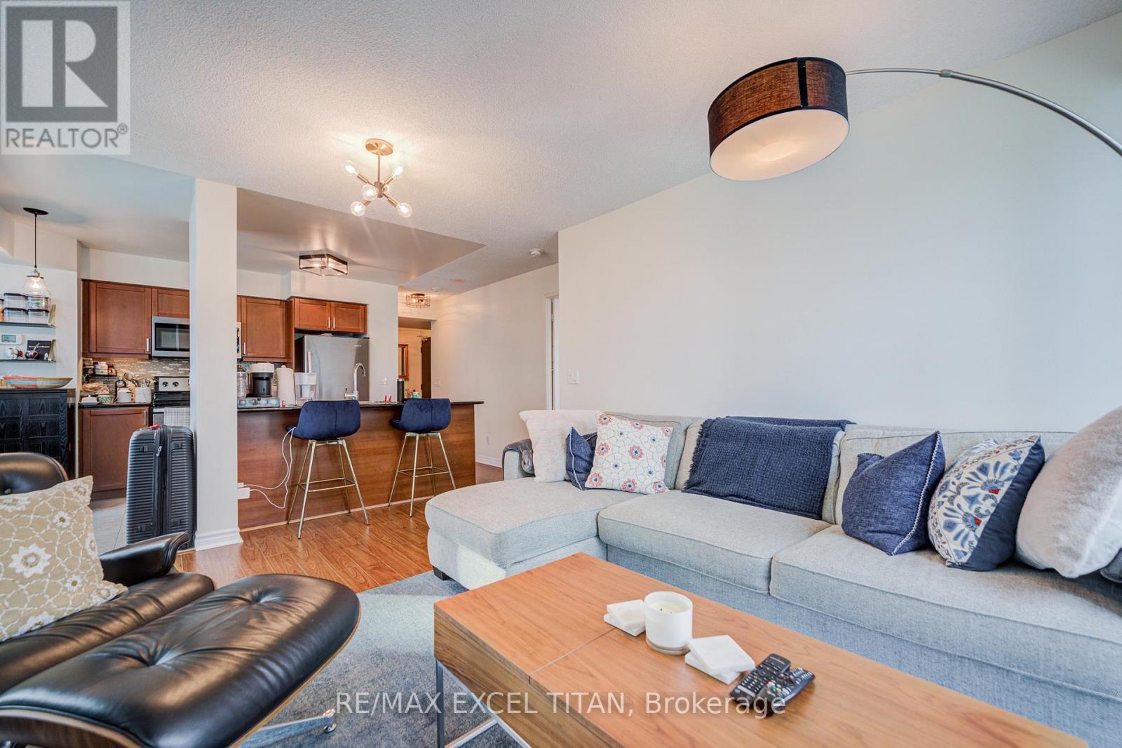 2006 - 19 Grand Trunk Crescent, Toronto, ON - Indoor Photo Showing Living Room