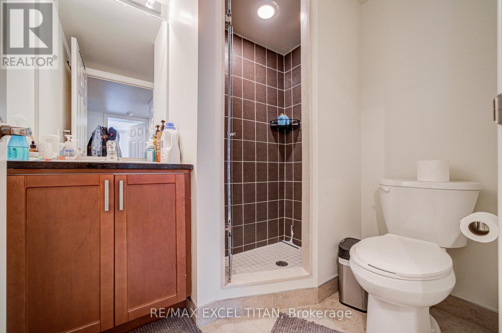 2006 - 19 Grand Trunk Crescent, Toronto, ON - Indoor Photo Showing Bathroom