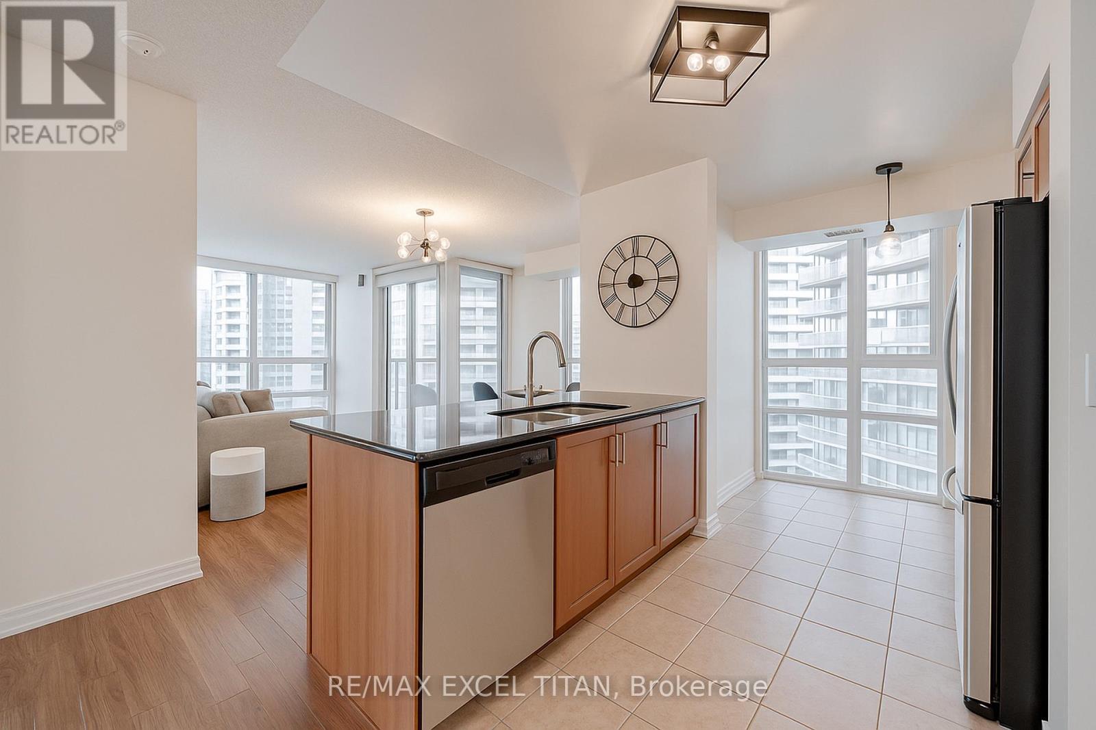 2006 - 19 Grand Trunk Crescent, Toronto, ON - Indoor Photo Showing Kitchen