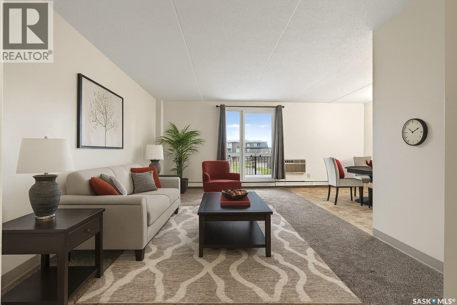32 27 Centennial Street, Regina, SK - Indoor Photo Showing Living Room