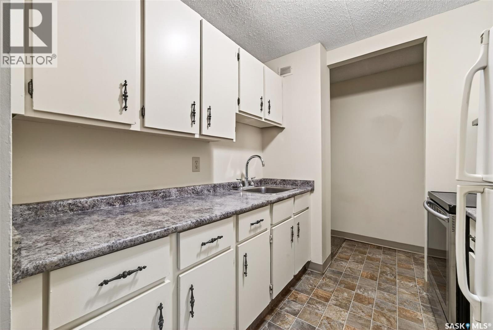32 27 Centennial Street, Regina, SK - Indoor Photo Showing Kitchen