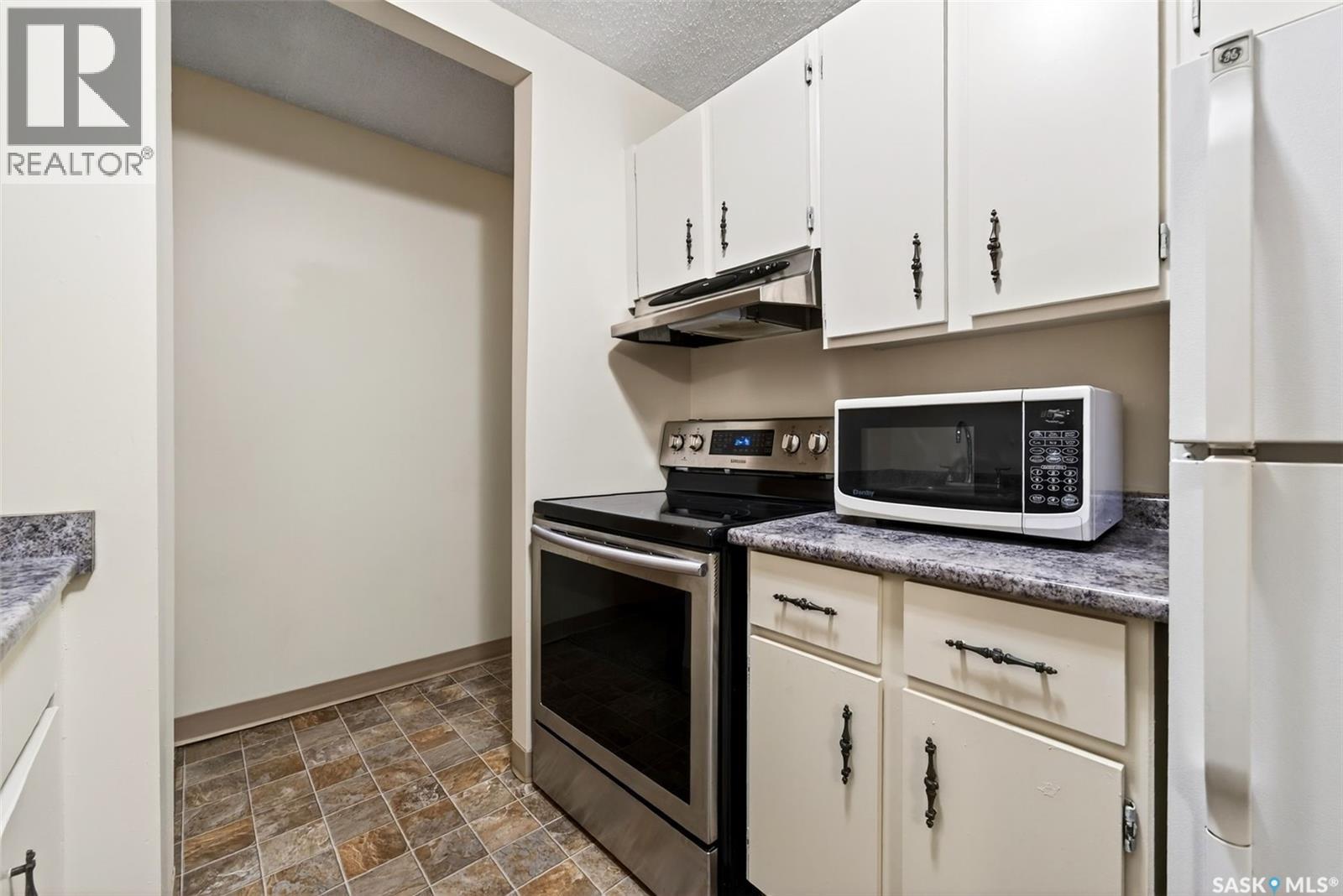 32 27 Centennial Street, Regina, SK - Indoor Photo Showing Kitchen