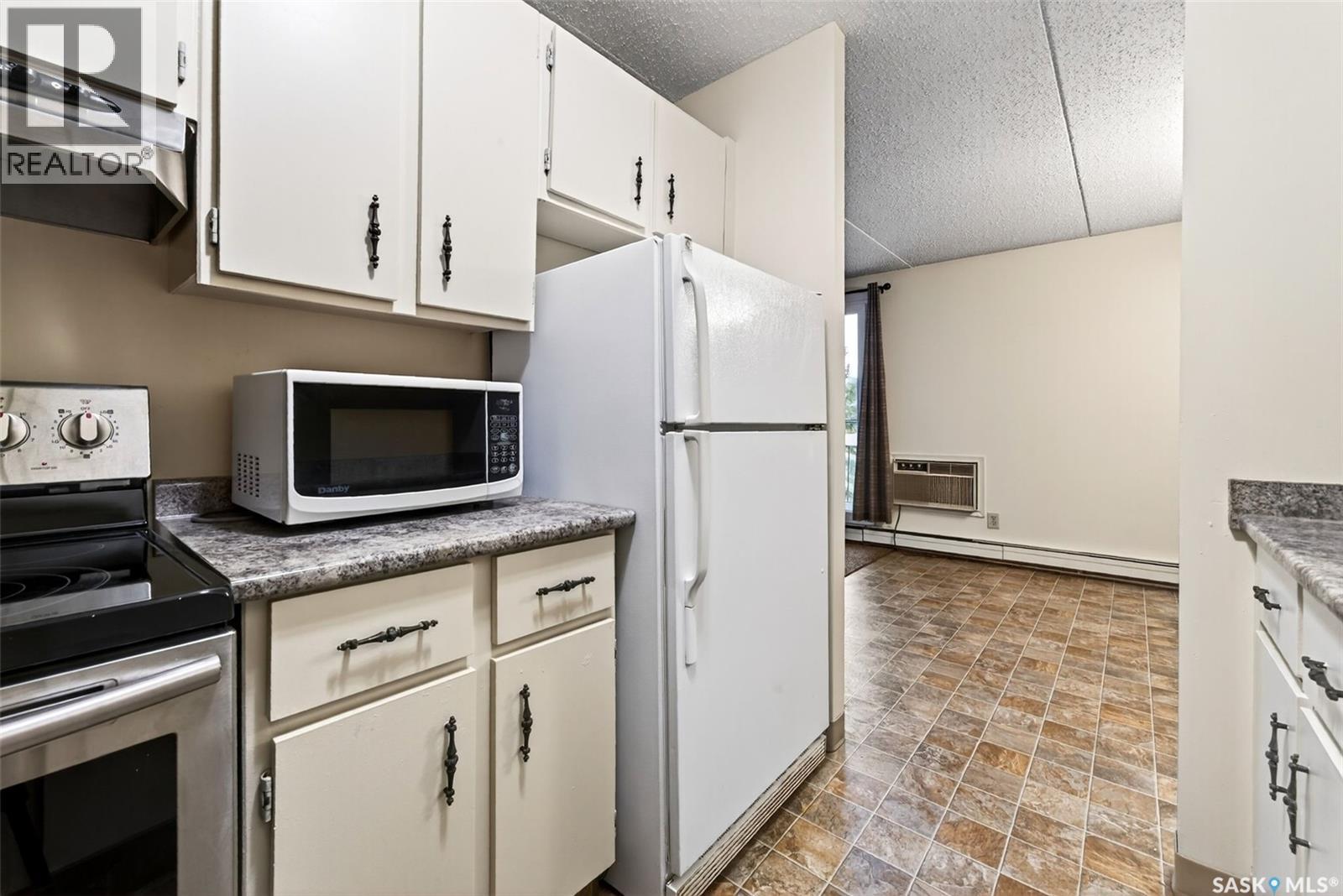 32 27 Centennial Street, Regina, SK - Indoor Photo Showing Kitchen