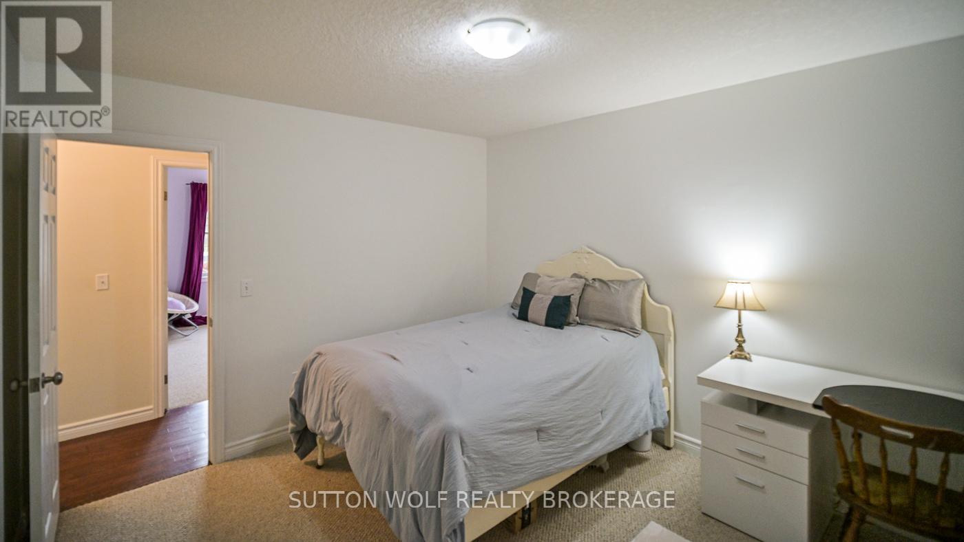 29 Pittao Place, Strathroy-Caradoc (Ne), ON - Indoor Photo Showing Bedroom
