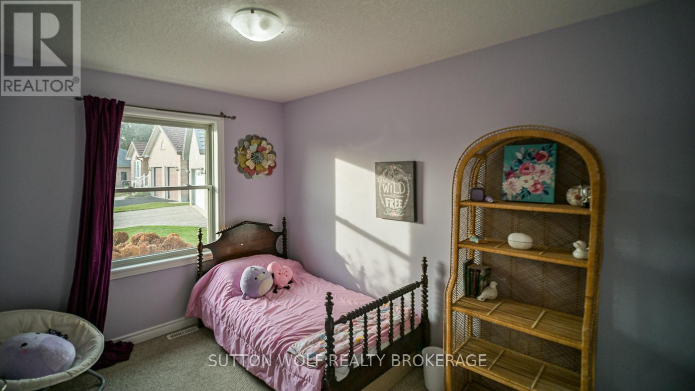 29 Pittao Place, Strathroy-Caradoc (Ne), ON - Indoor Photo Showing Bedroom