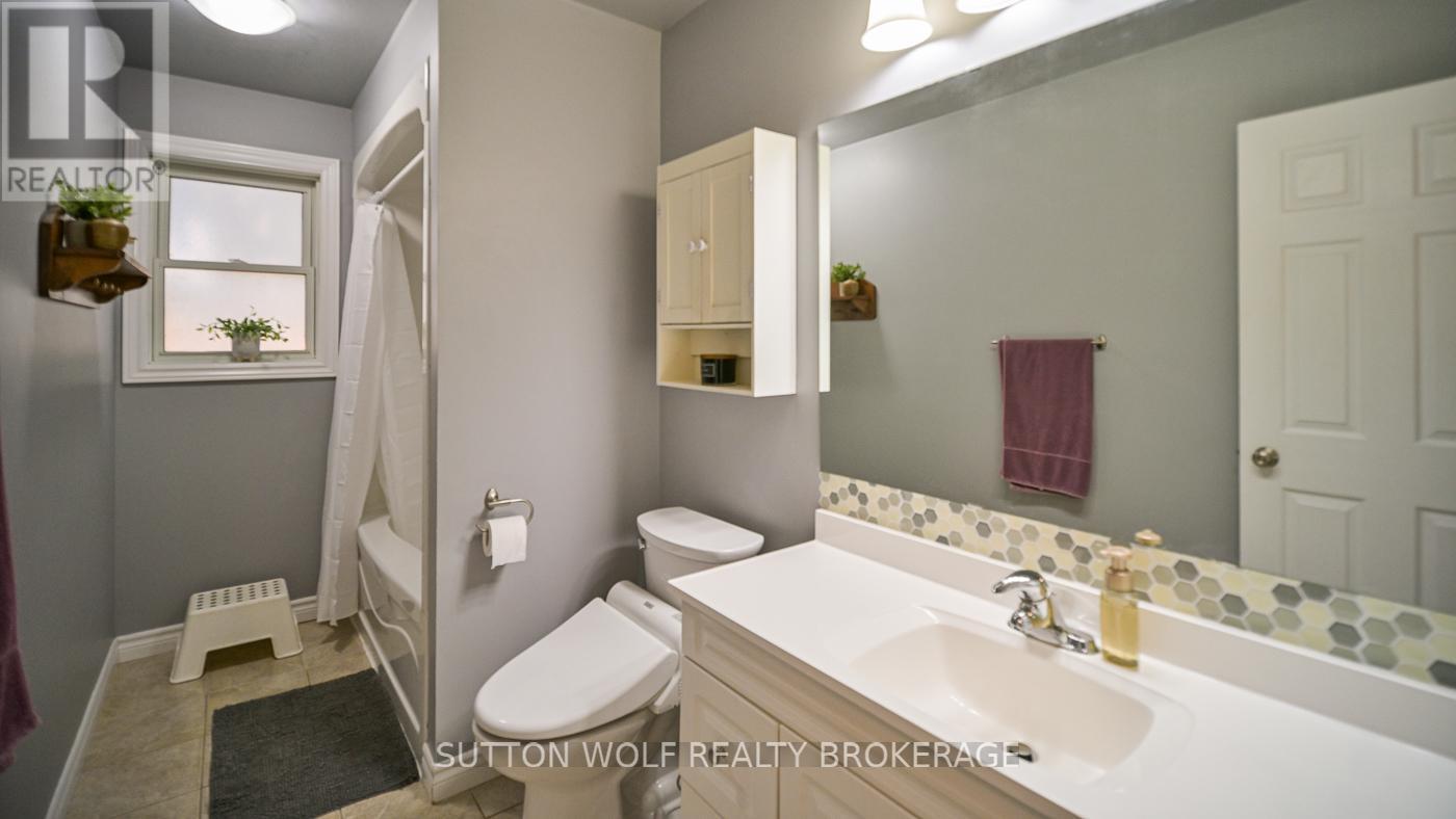 29 Pittao Place, Strathroy-Caradoc (Ne), ON - Indoor Photo Showing Bathroom