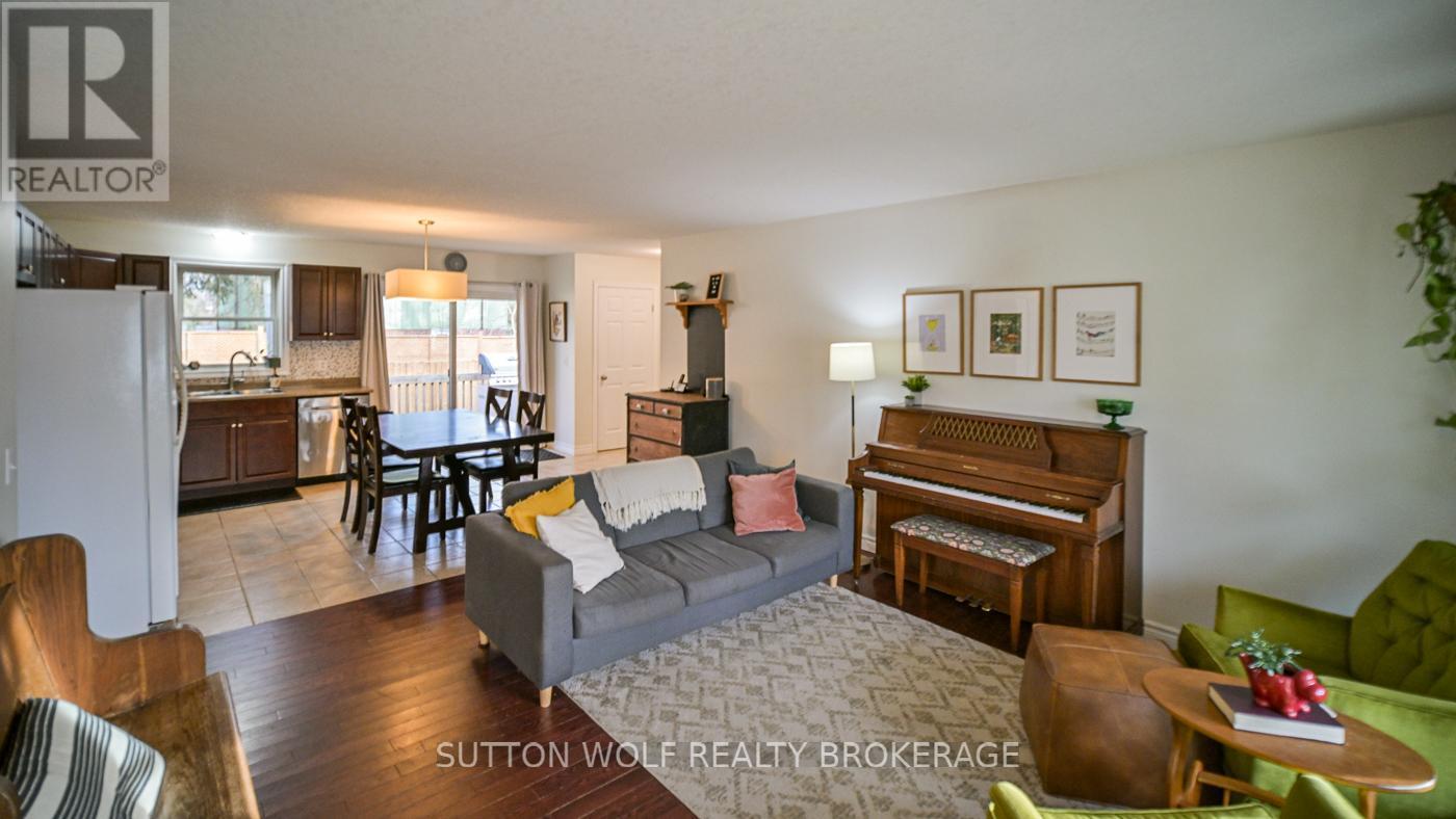29 Pittao Place, Strathroy-Caradoc (Ne), ON - Indoor Photo Showing Living Room