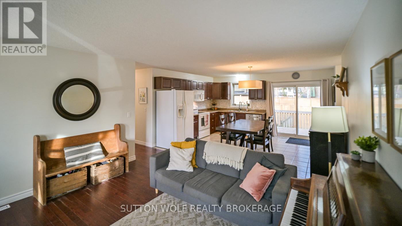 29 Pittao Place, Strathroy-Caradoc (Ne), ON - Indoor Photo Showing Living Room