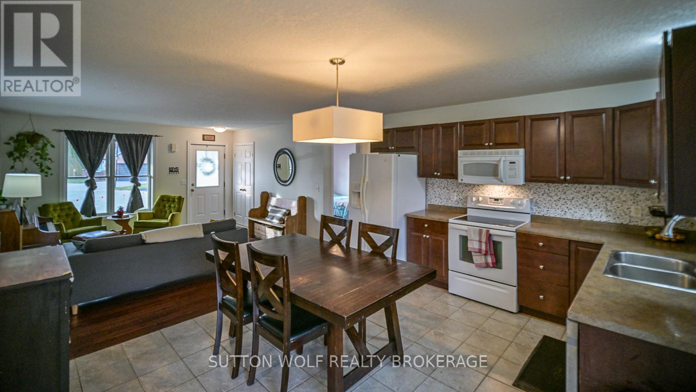 29 Pittao Place, Strathroy-Caradoc (Ne), ON - Indoor Photo Showing Kitchen With Double Sink
