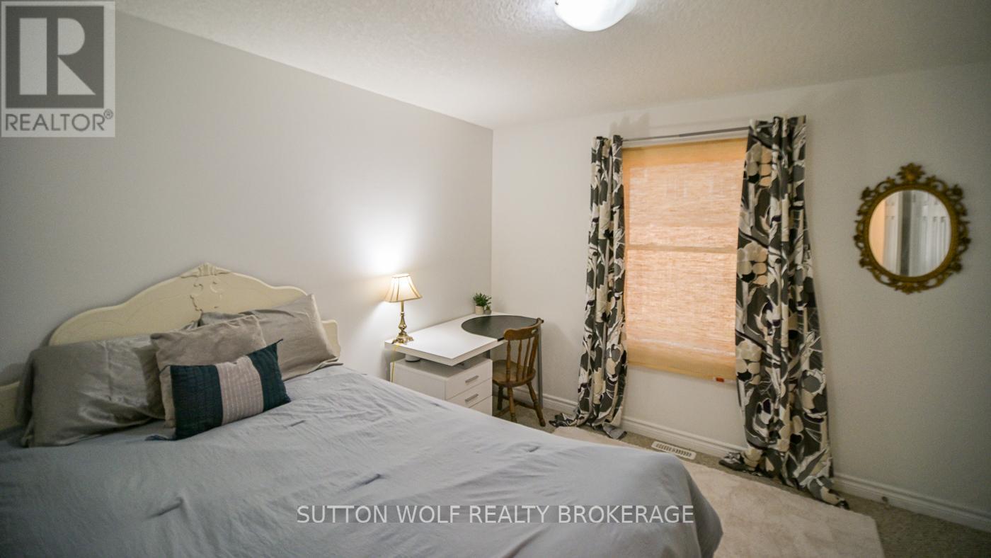 29 Pittao Place, Strathroy-Caradoc (Ne), ON - Indoor Photo Showing Bedroom