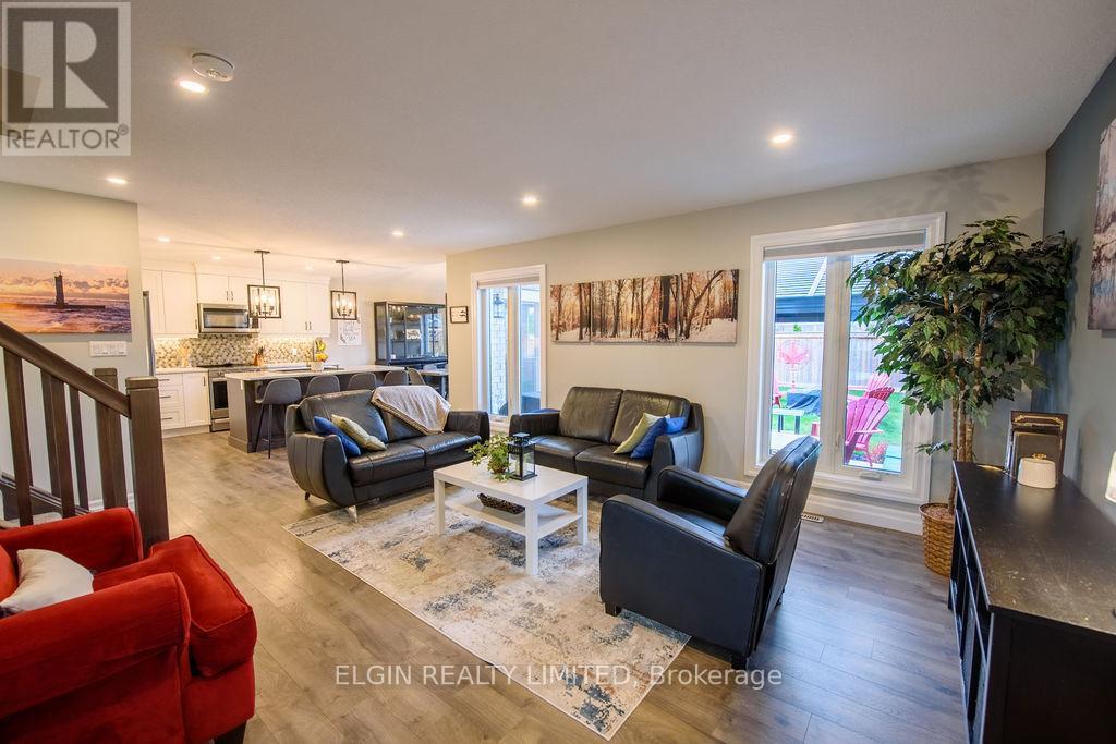 8 Auburn Drive, St. Thomas, ON - Indoor Photo Showing Living Room