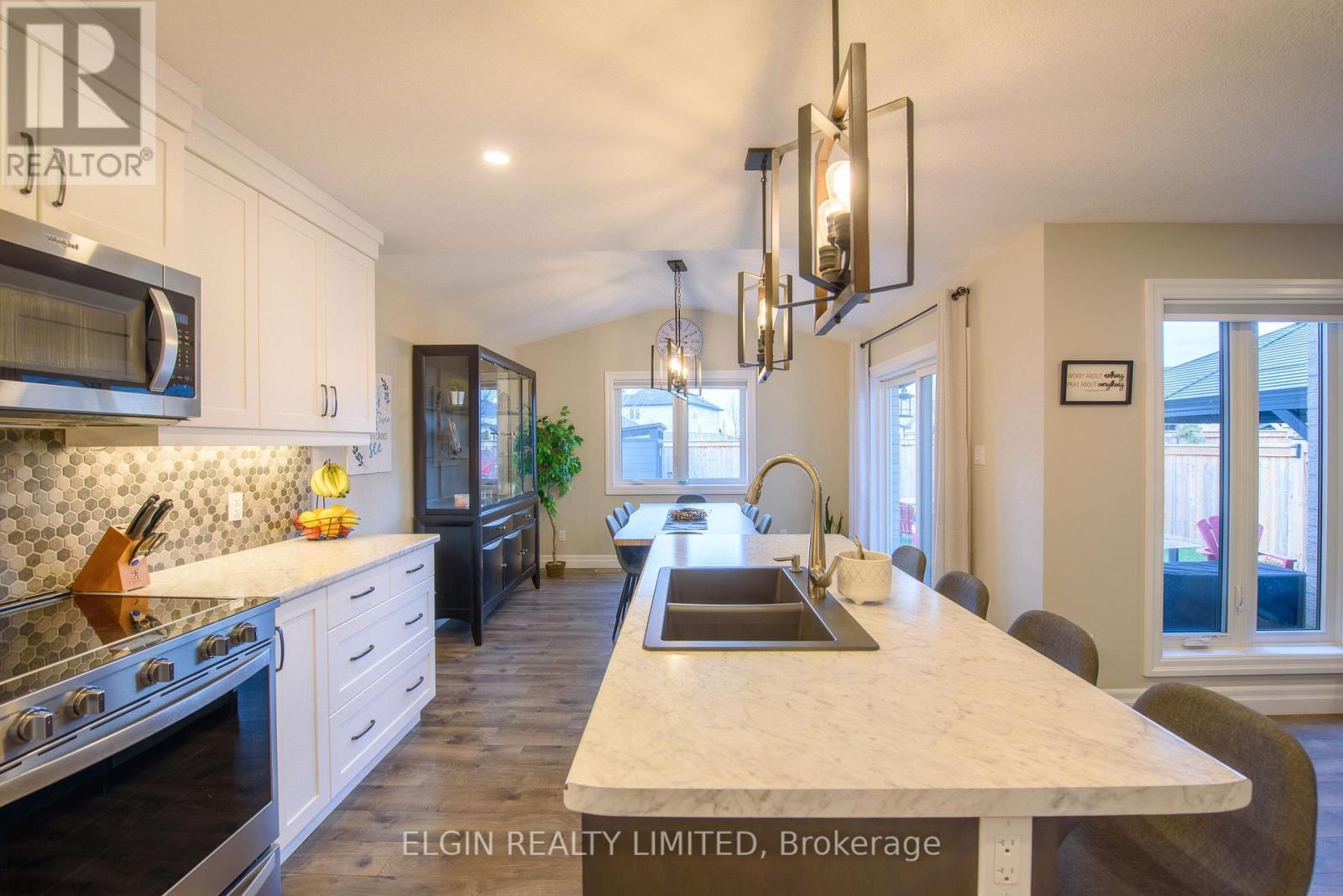 8 Auburn Drive, St. Thomas, ON - Indoor Photo Showing Kitchen With Double Sink With Upgraded Kitchen